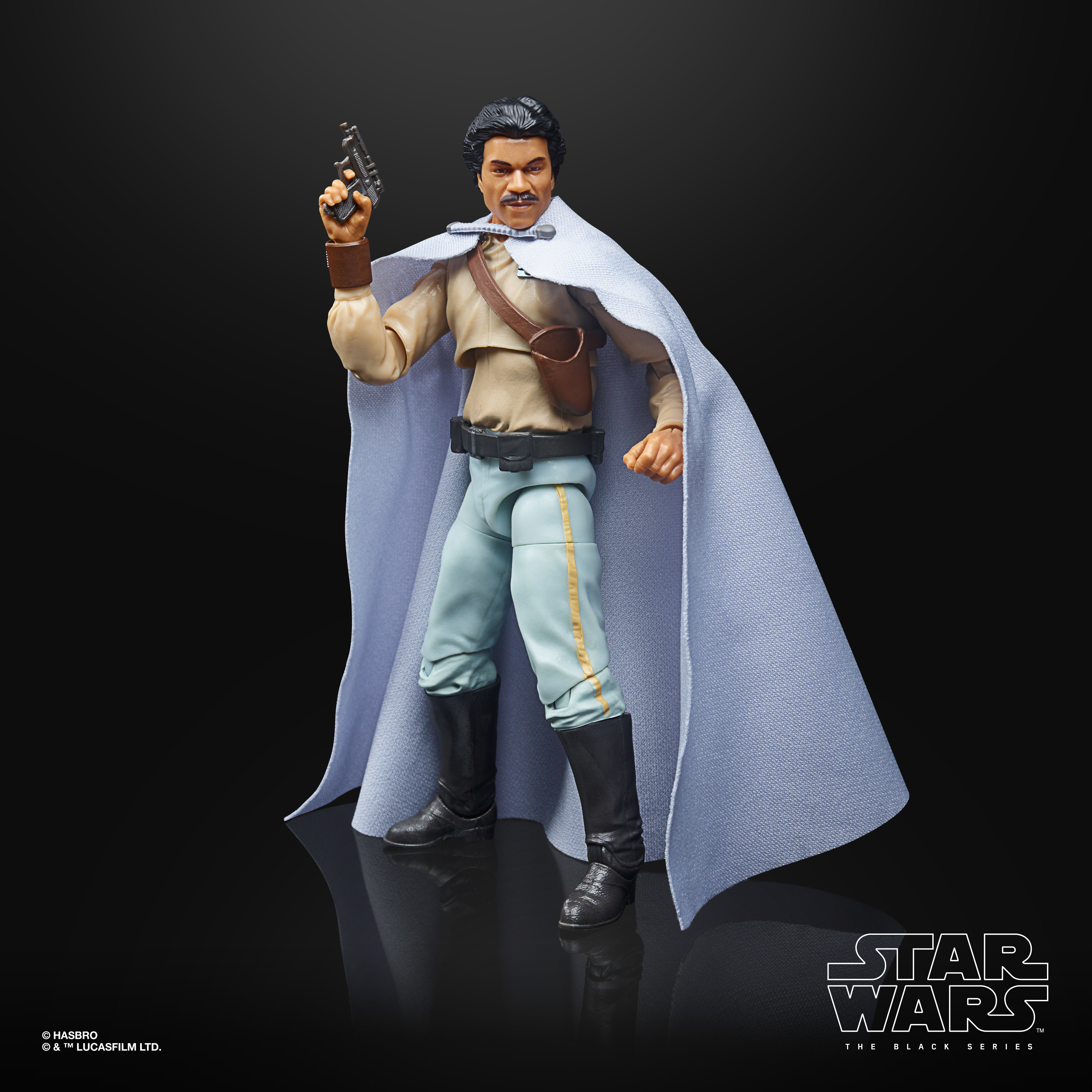 Una action figure di Lando Calrissian di Star Wars che tiene una pistola, indossa un mantello ed è in piedi.