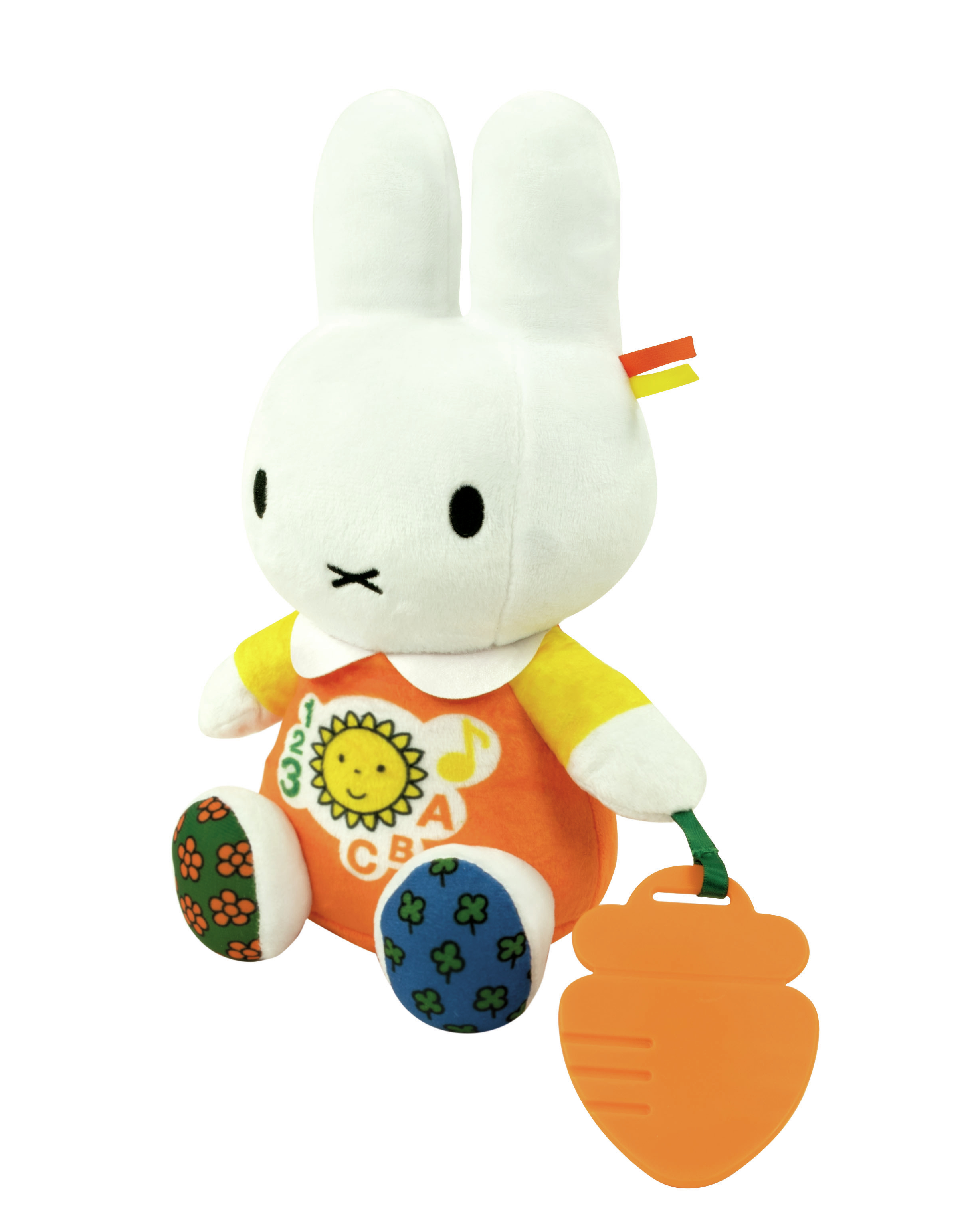 Biały pluszowy królik z marchewką i cyframi na ubraniach.