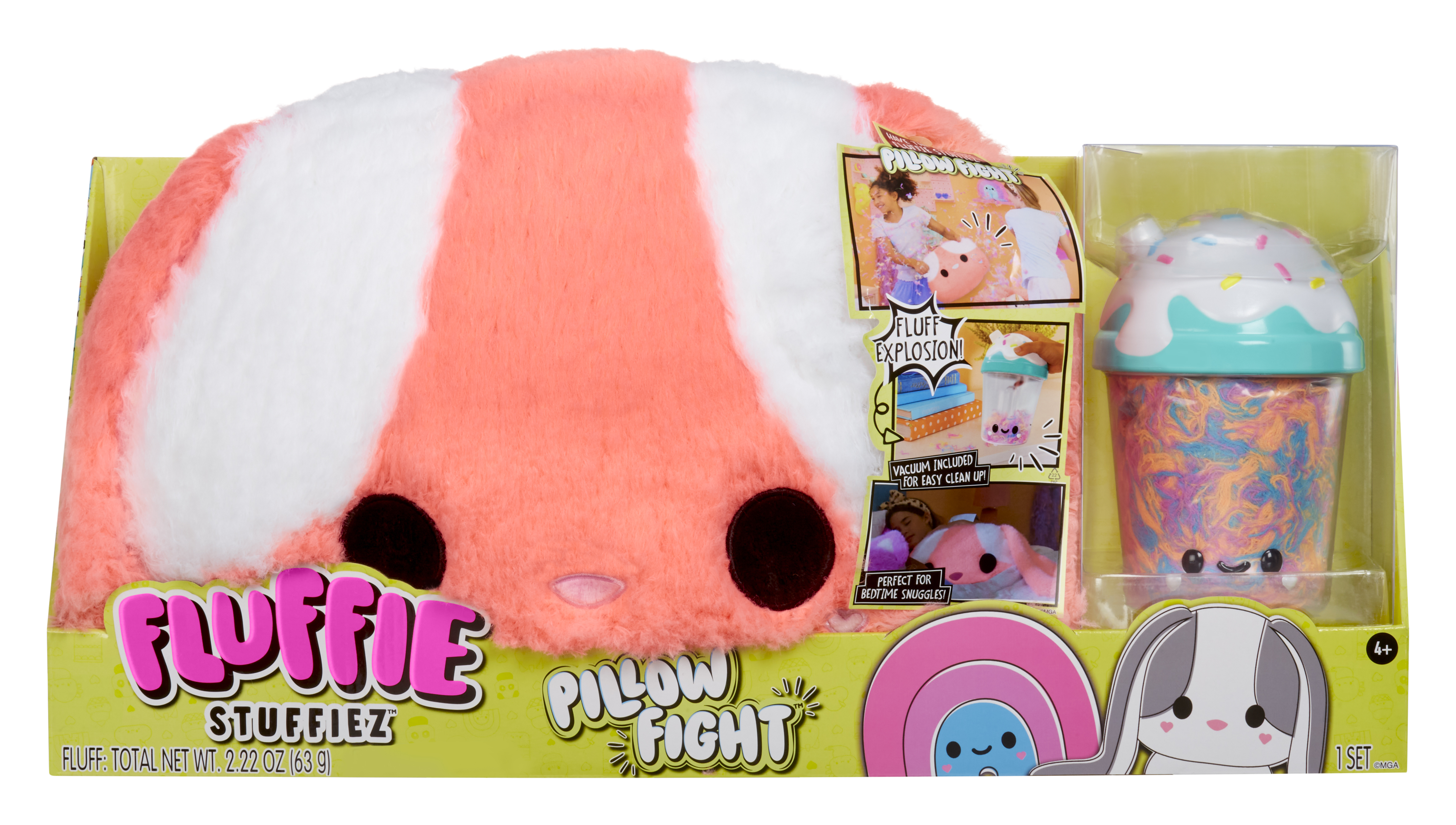 Un set Fluffie Stuffiez Pillow Fight, un cuscino a forma di coniglio e una tazza.