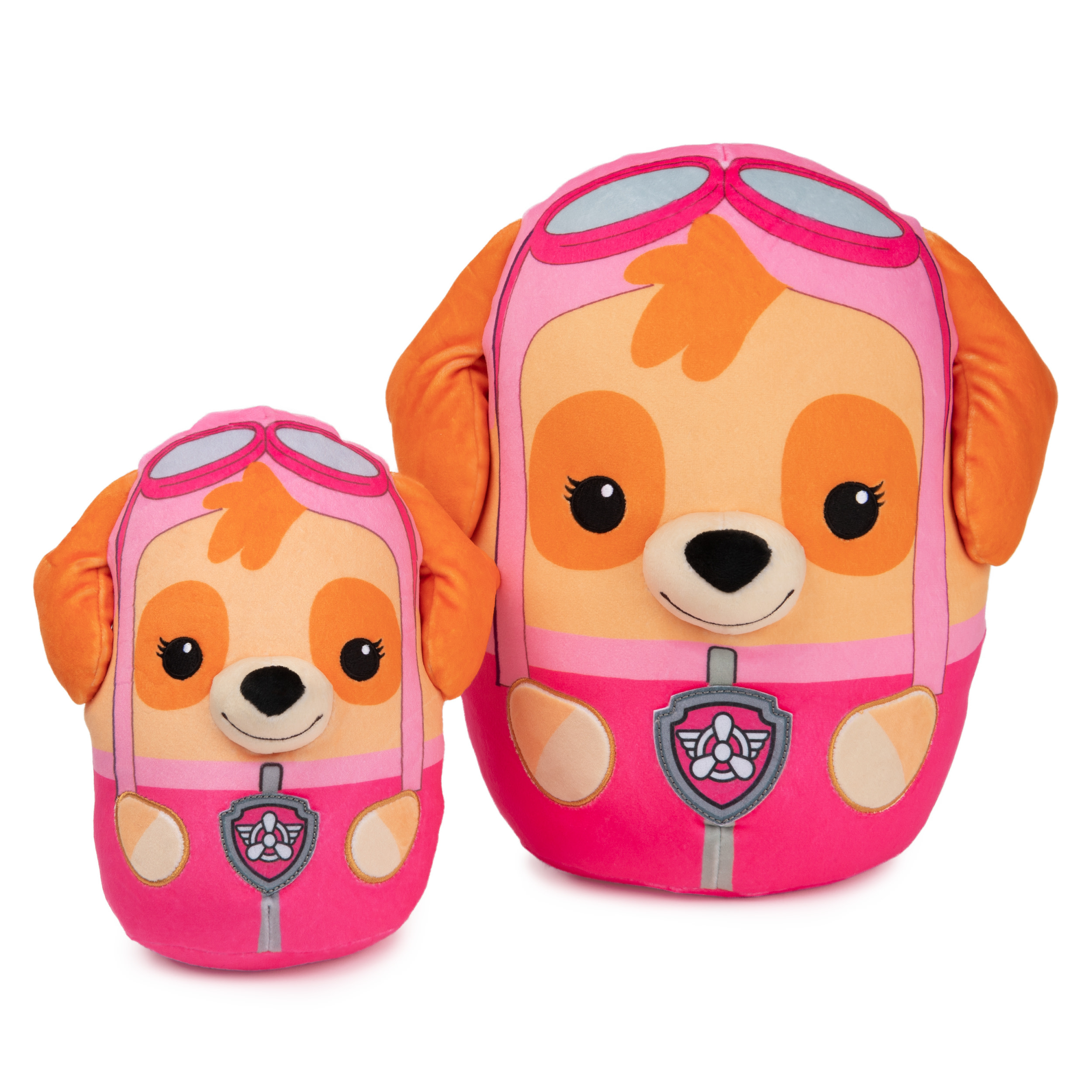 Due peluche di Skye di Paw Patrol. Uno è più grande dell'altro. Indossano occhiali e tute.