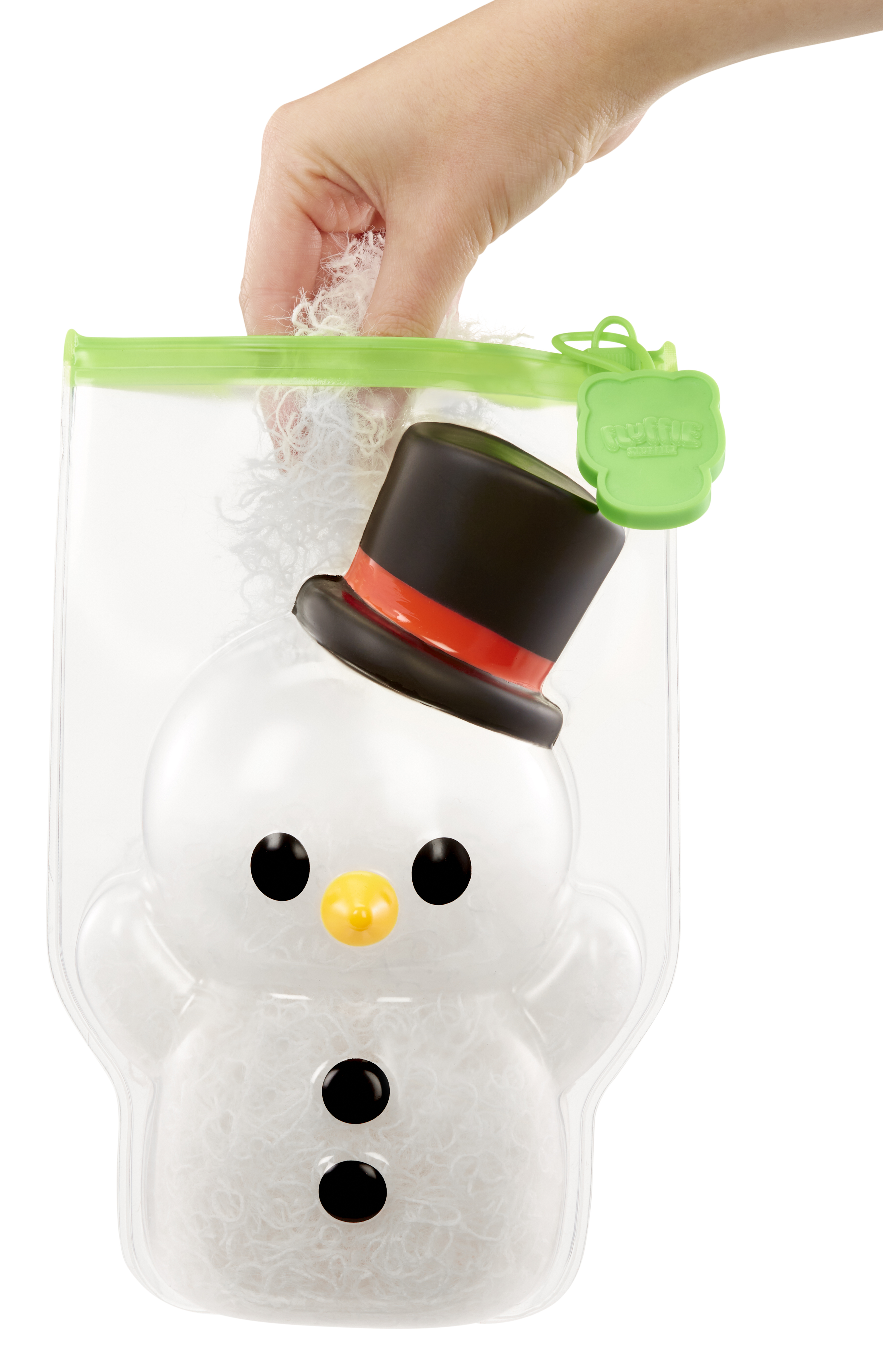 Ręka trzyma białe kłaczki w przezroczystej torbie. Torba ma kształt bałwana z czarnym cylindrem.