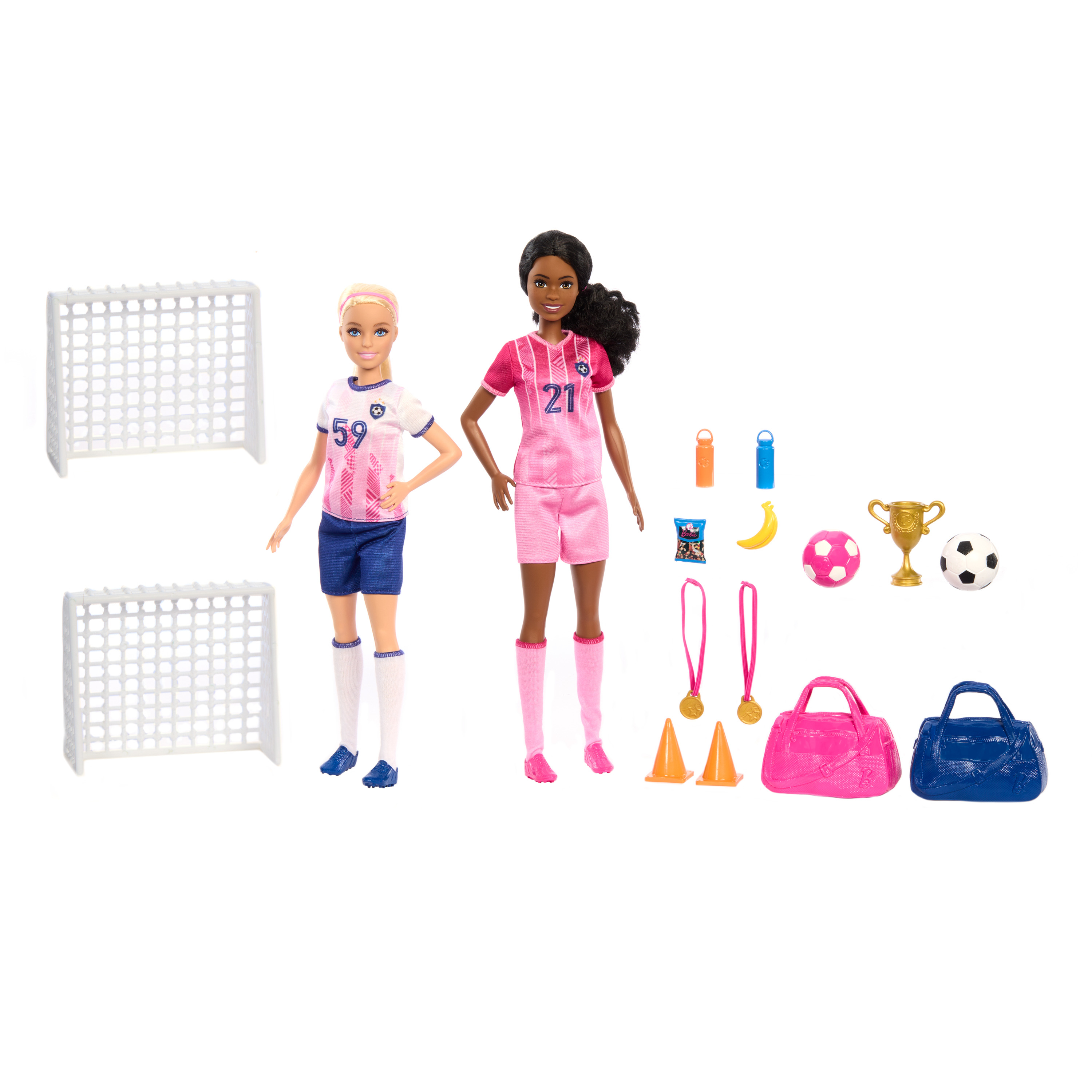 Zwei Fußballpuppen mit Toren und Zubehör. Eine blond, eine schwarz. Inklusive Bälle, Trophäen und Taschen.