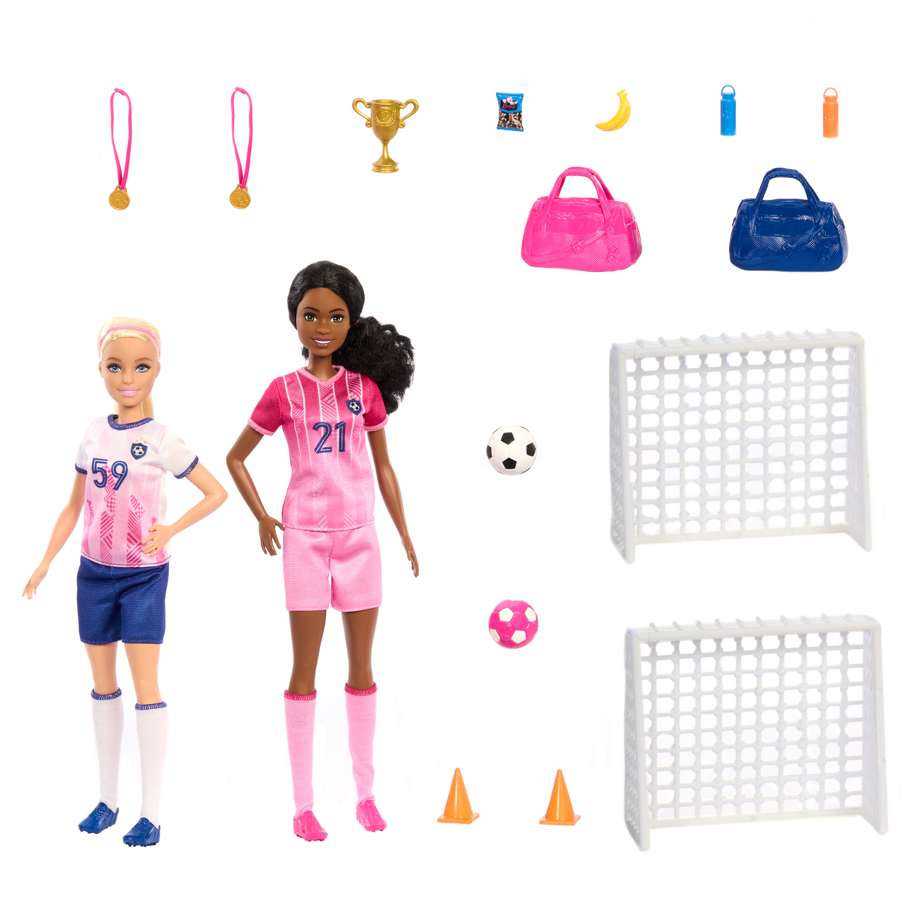 Zwei Barbie-Puppen in Fußballuniformen mit Zubehör. Eine Trophäe, ein Fußball und Tornetze sind vorhanden.