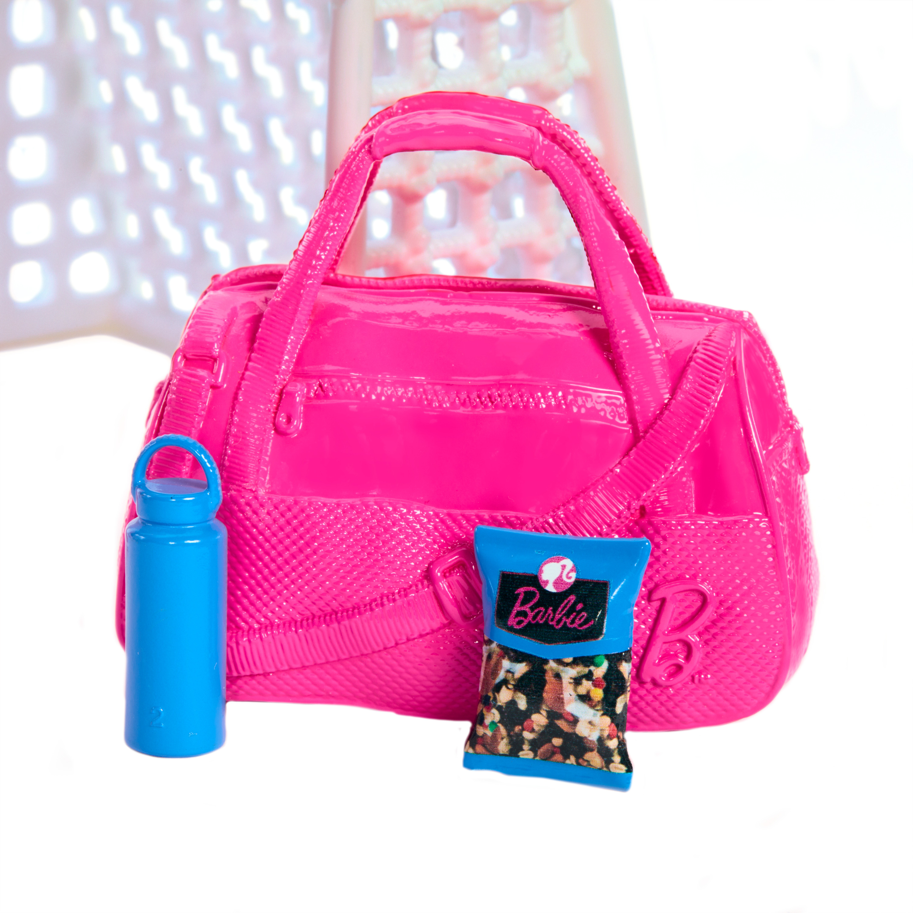 Rosa Barbie-Tasche, blaue Flasche und ein Barbie-Snackpaket.