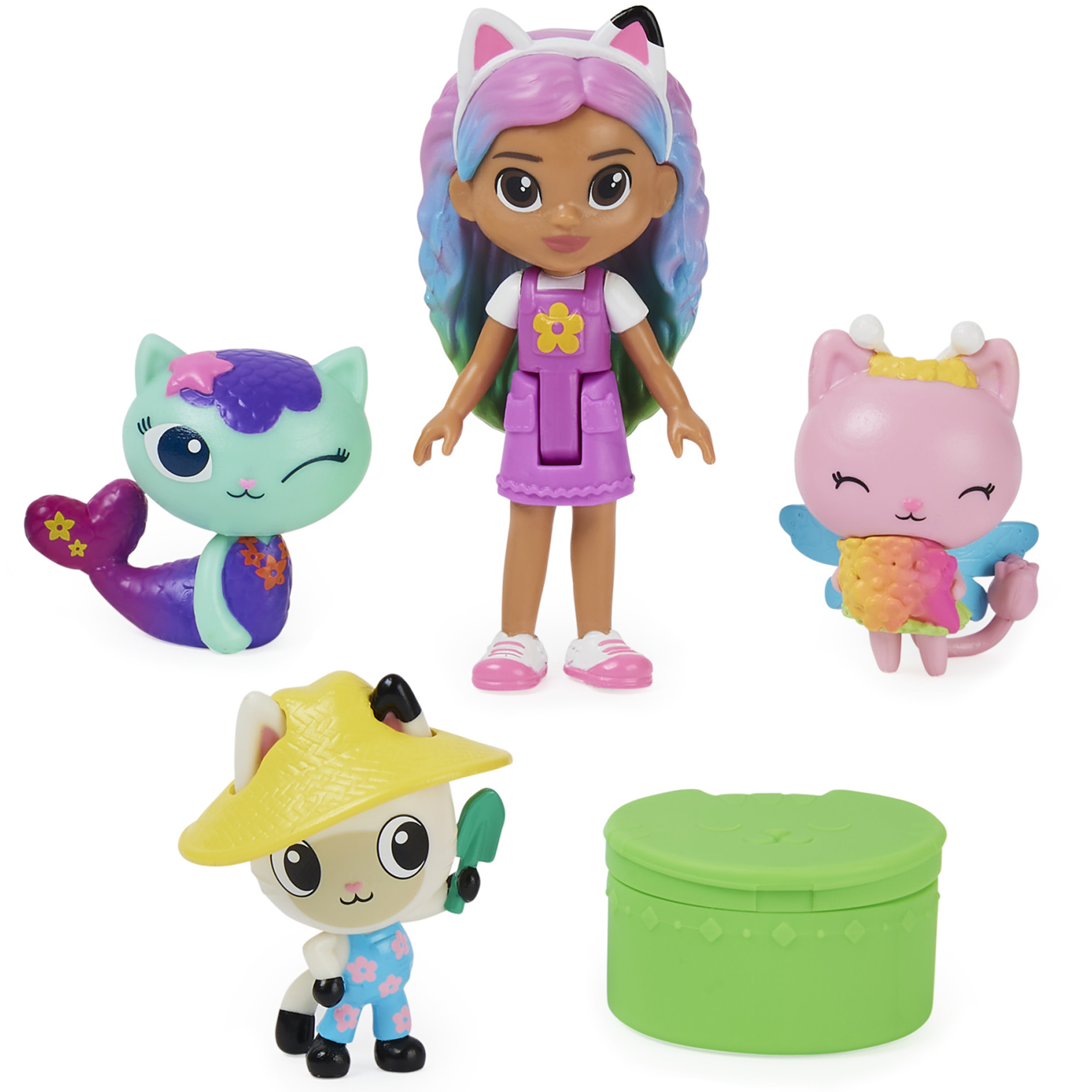 Zestaw lalek z wieloma figurkami. Białe tło.