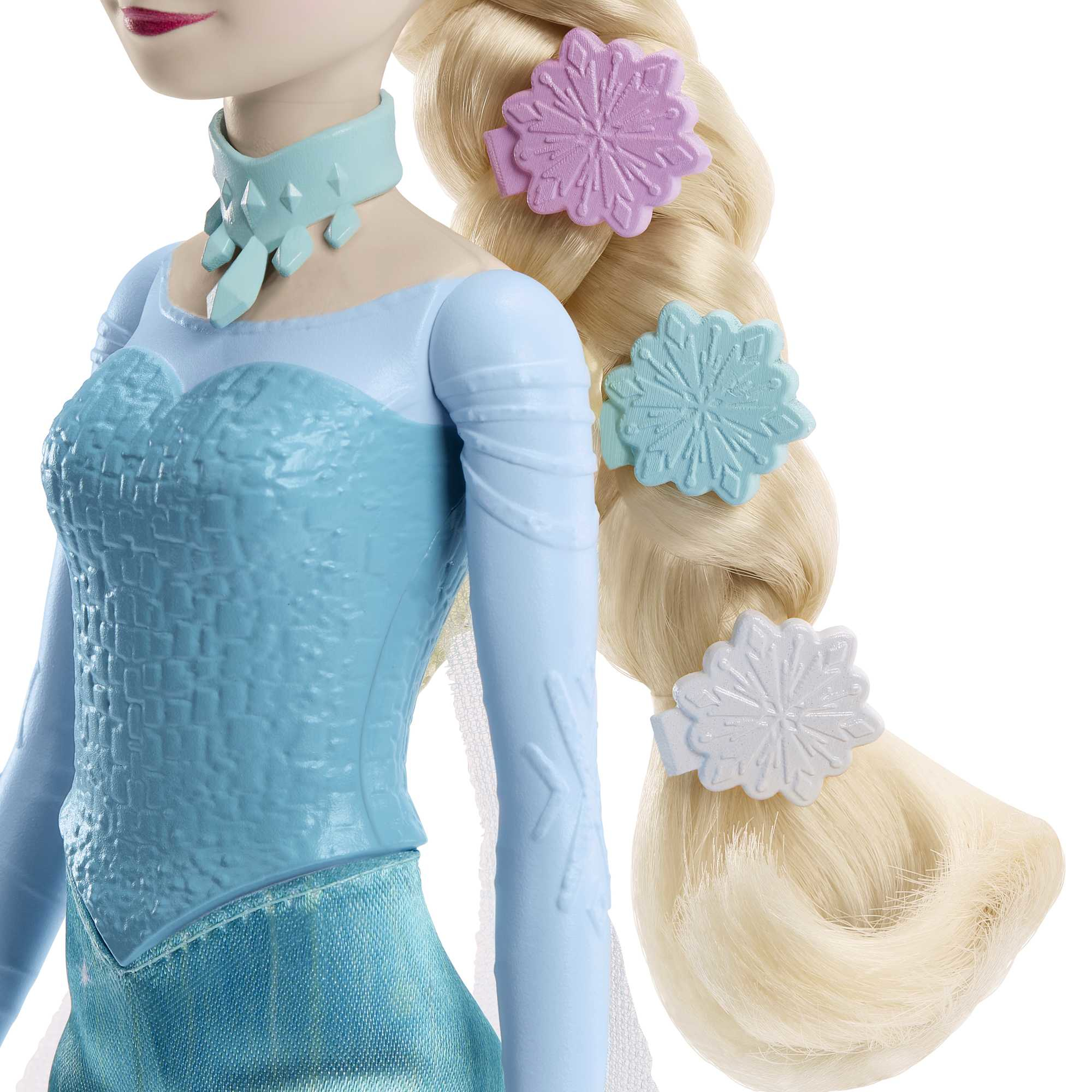 Zbliżenie na długi blond warkocz Elsy z klipsami do włosów w kształcie płatków śniegu.