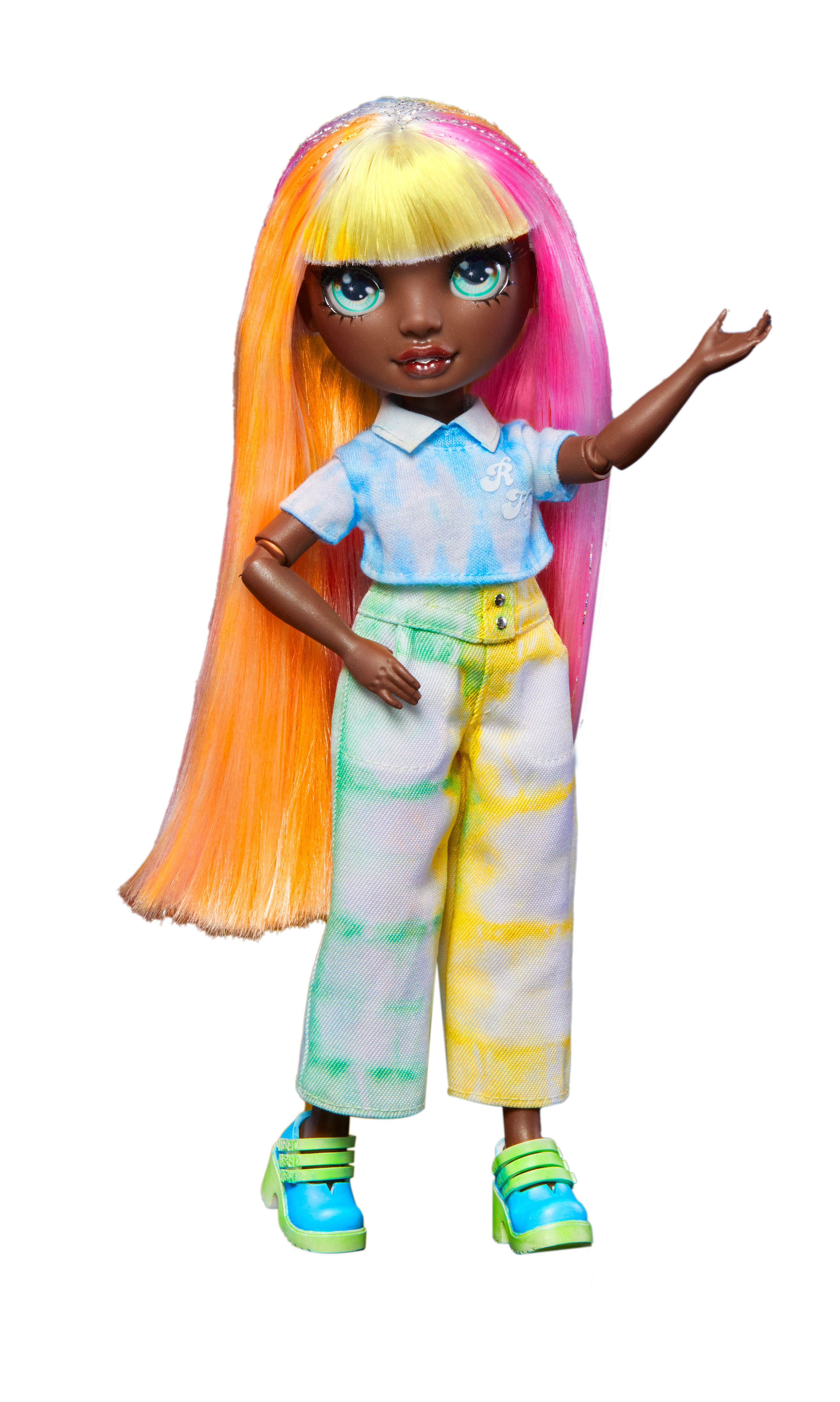 Lalka Rainbow High z kolorowymi włosami, w stroju tie-dye, stojąca.