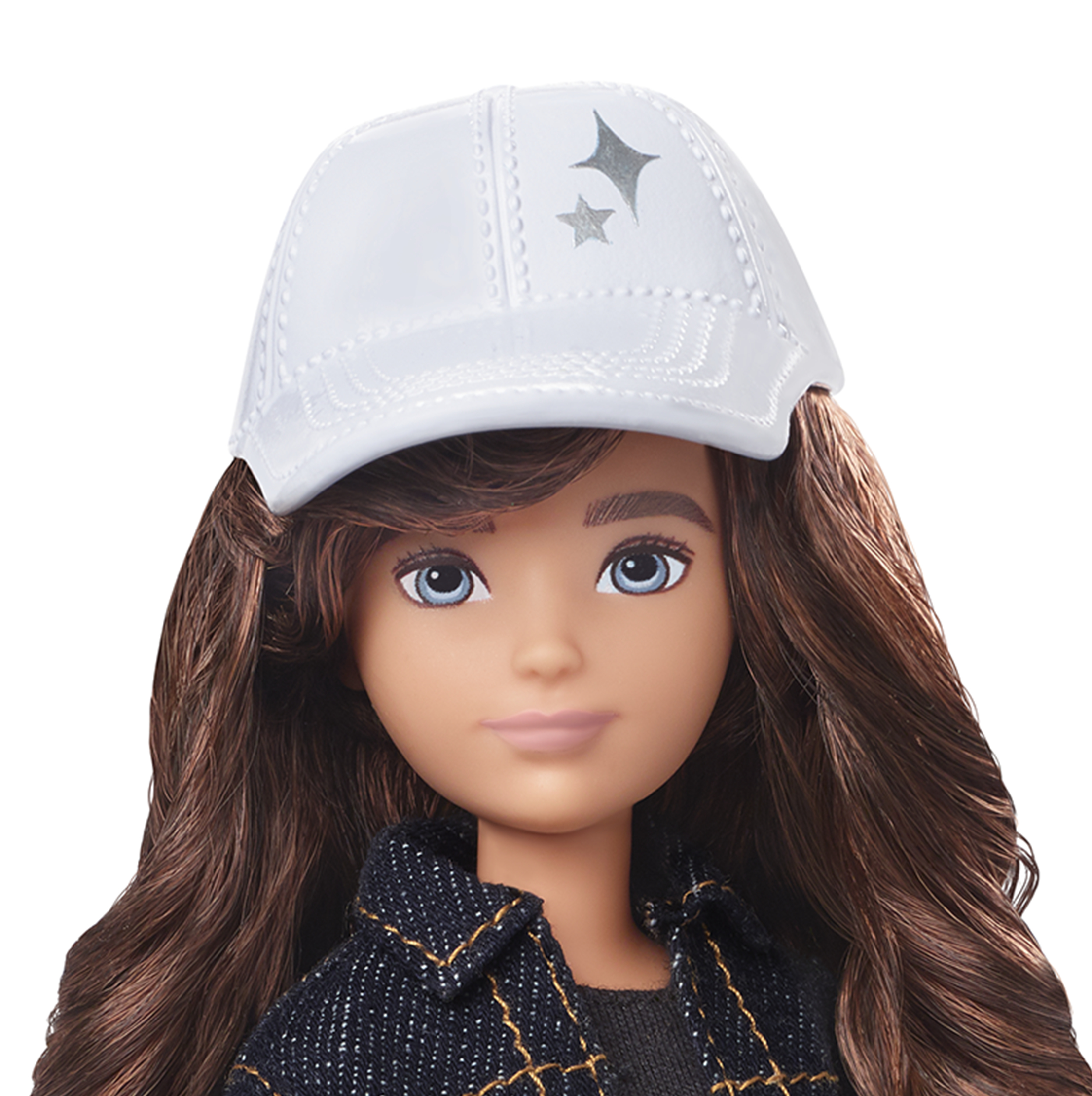 Lalka z brązowymi włosami, niebieskimi oczami, w białej czapce i dżinsowej kurtce.