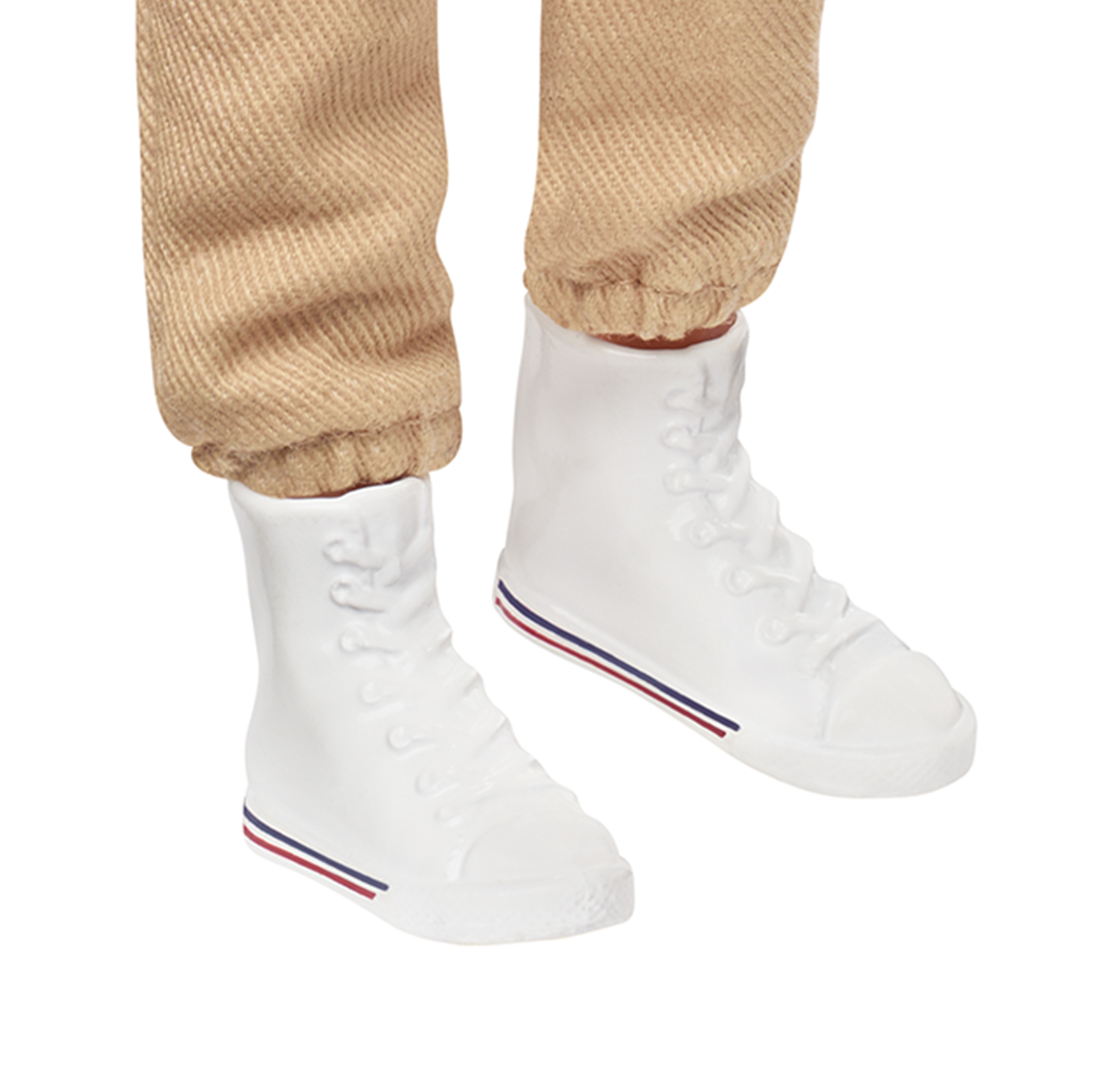 Dwa białe trampki za kostkę z niebiesko-czerwonymi paskami na podeszwie.
