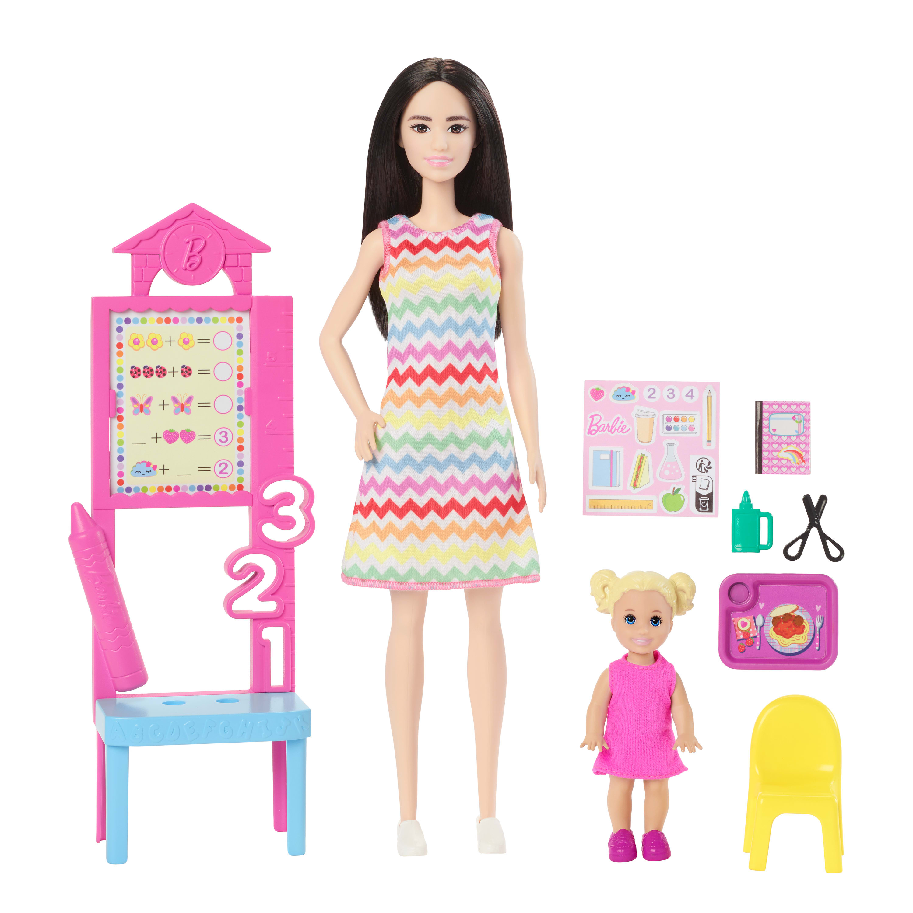 Eine Barbie-Puppe mit einem bunten Kleid und Schulmaterial. Es gibt auch eine kleinere Puppe und einen Schreibtisch.