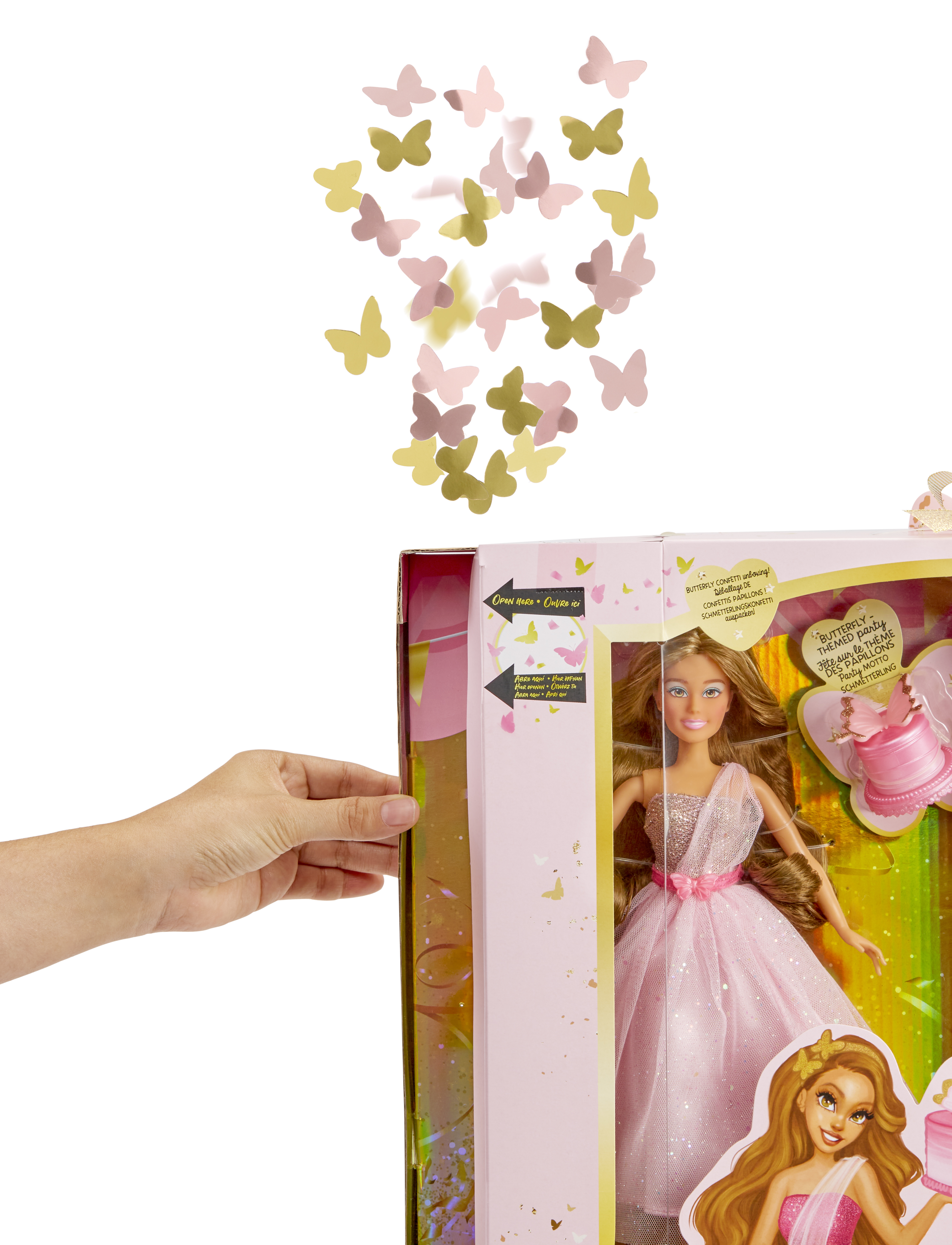 Una mano abre una caja de muñeca. Mariposas flotan arriba.