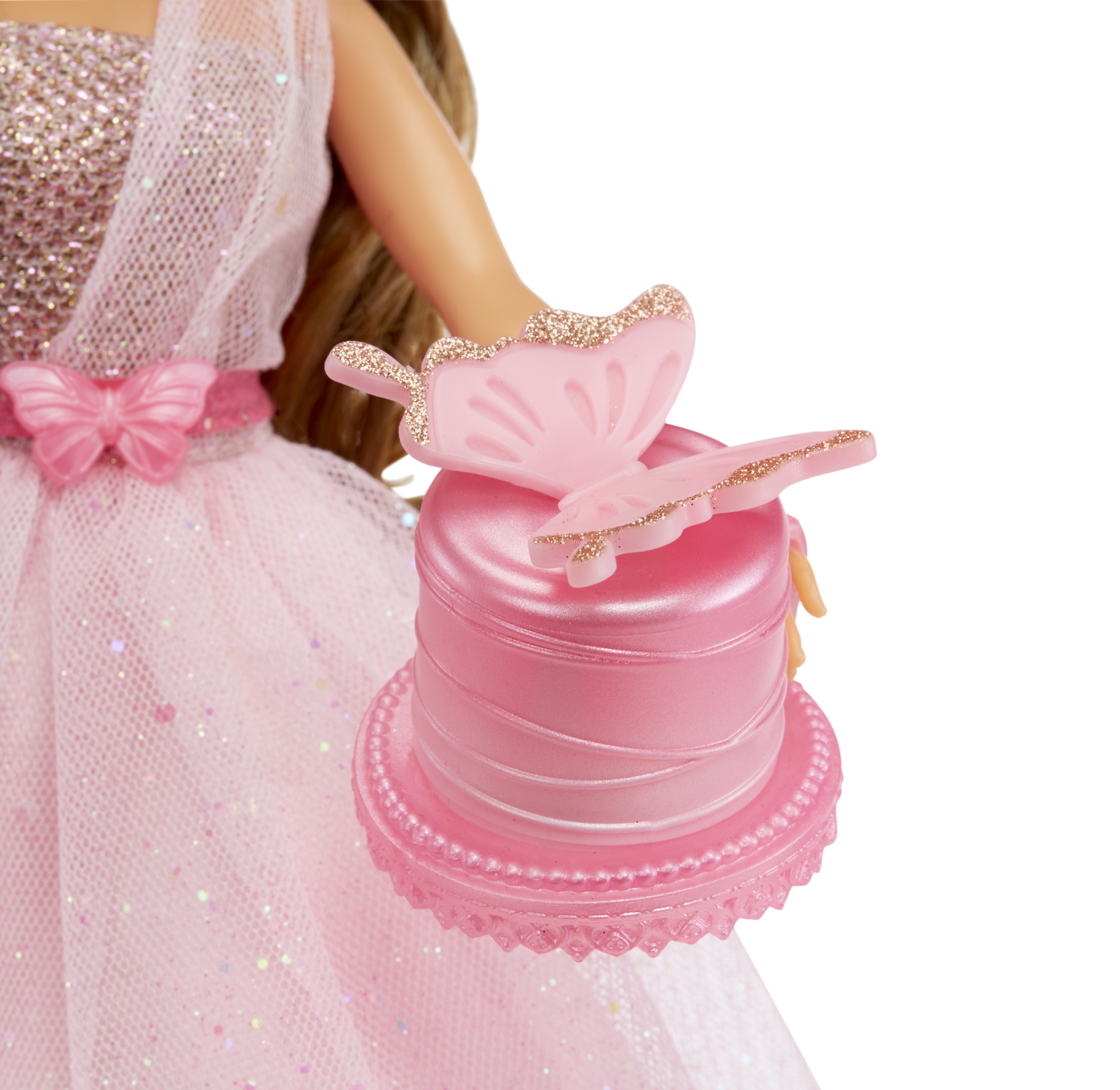Una muñeca sostiene un pastel rosa con una mariposa encima.
