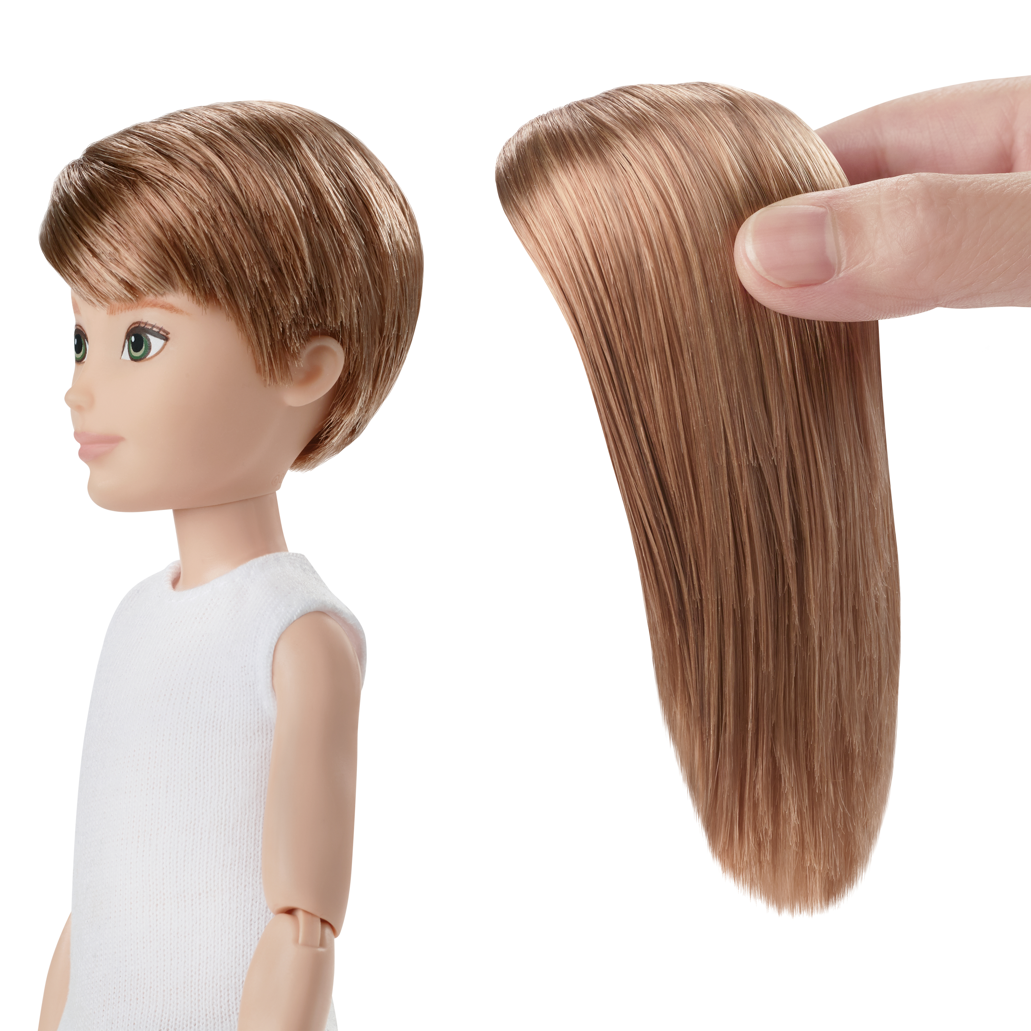 Puppe mit kurzen braunen Haaren. Die Puppe trägt ein weißes Hemd, und eine Hand hält Haare.
