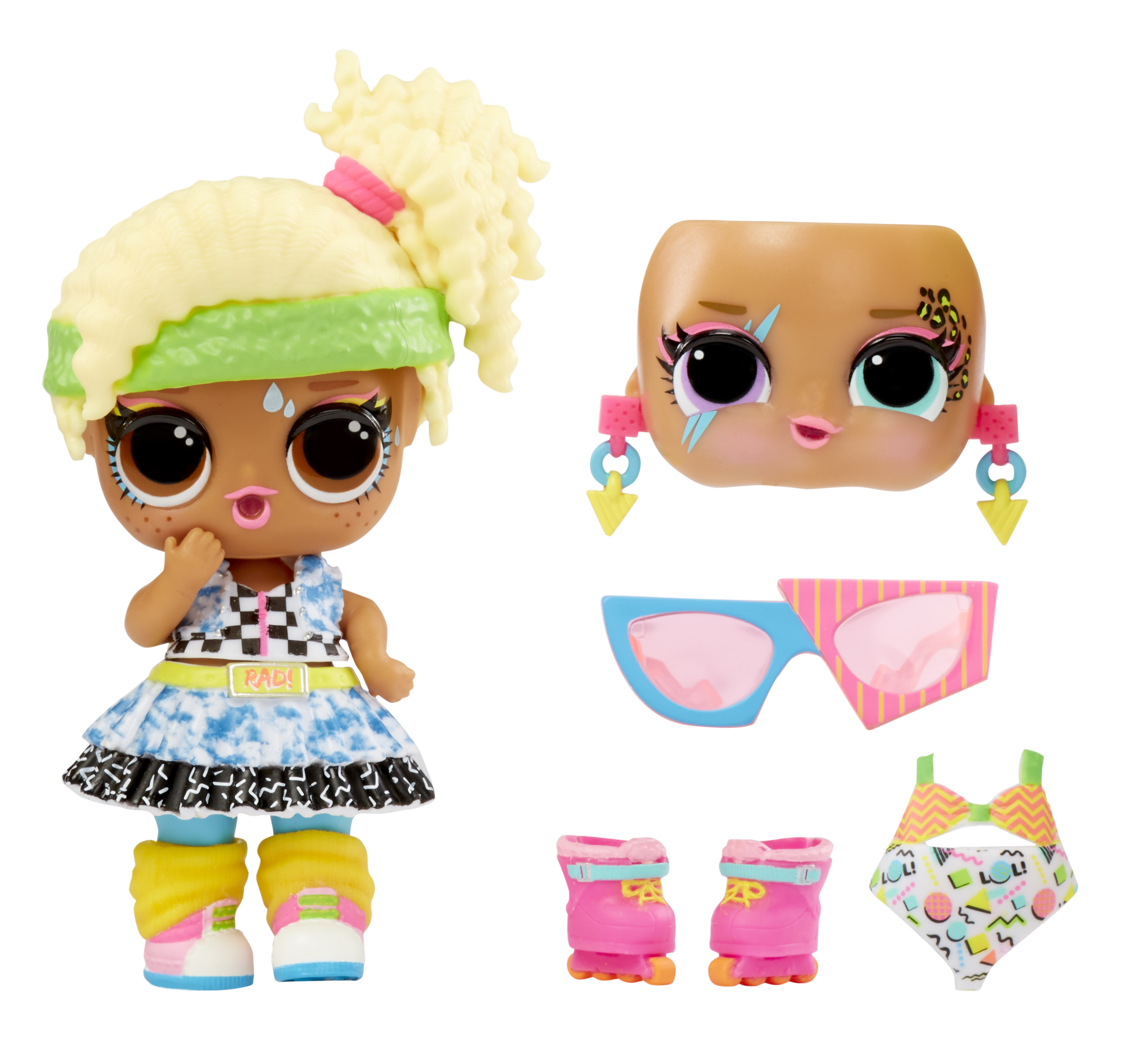 Puppe mit blonden Haaren und Zubehör. Die Puppe hat zwei Gesichter und ein anderes Outfit.