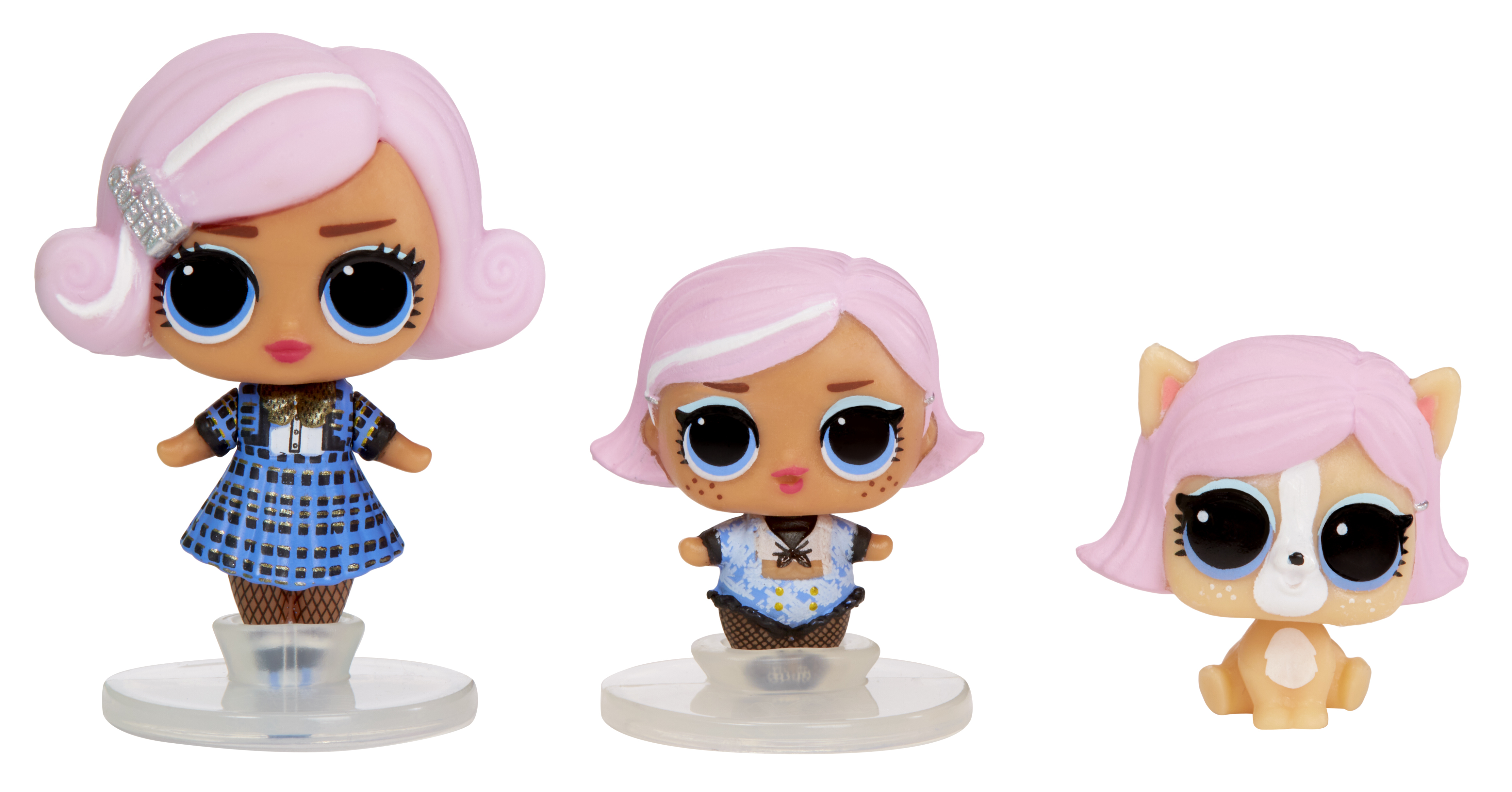 Trzy lalki LOL z dużymi oczami. Jedna lalka w niebieskiej sukience, druga w białej sukience, a trzecia to pies.