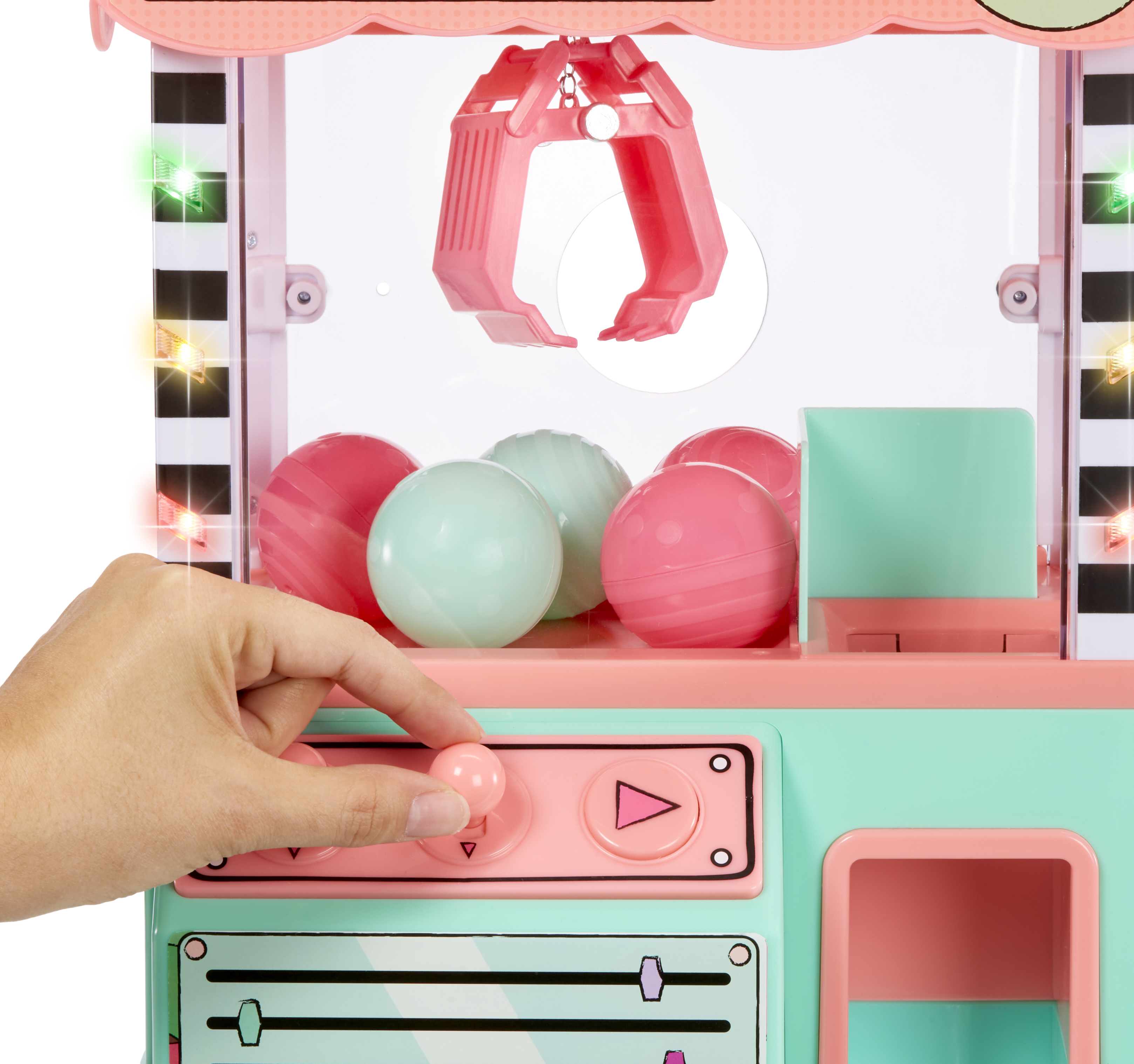 Ręka obsługująca mini maszynę do chwytania. Ręka naciska przycisk na panelu sterowania.