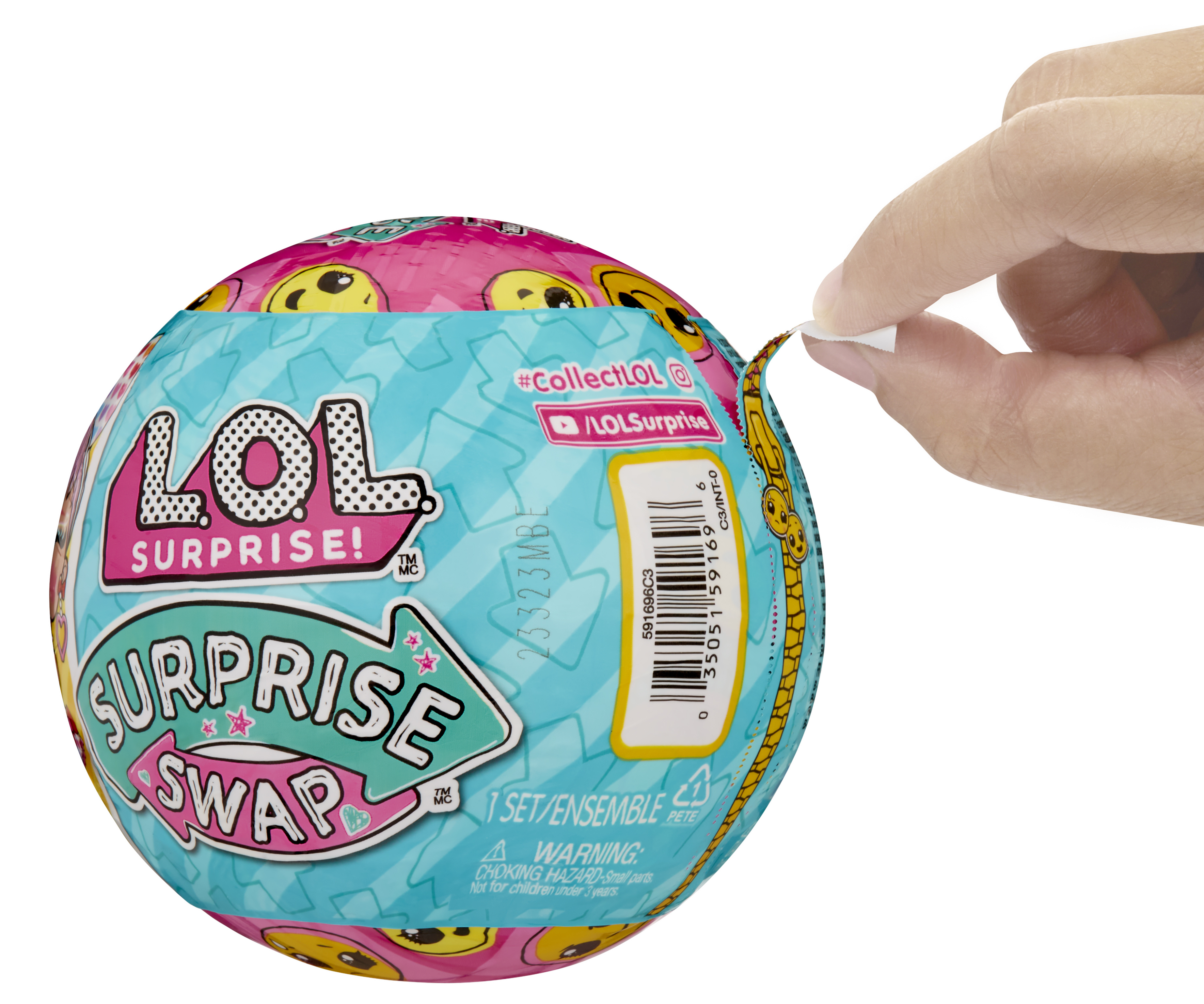 Eine Hand schält einen LOL Surprise Ball ab. Der Ball hat ein blaues und rosa Farbschema und Text darauf.