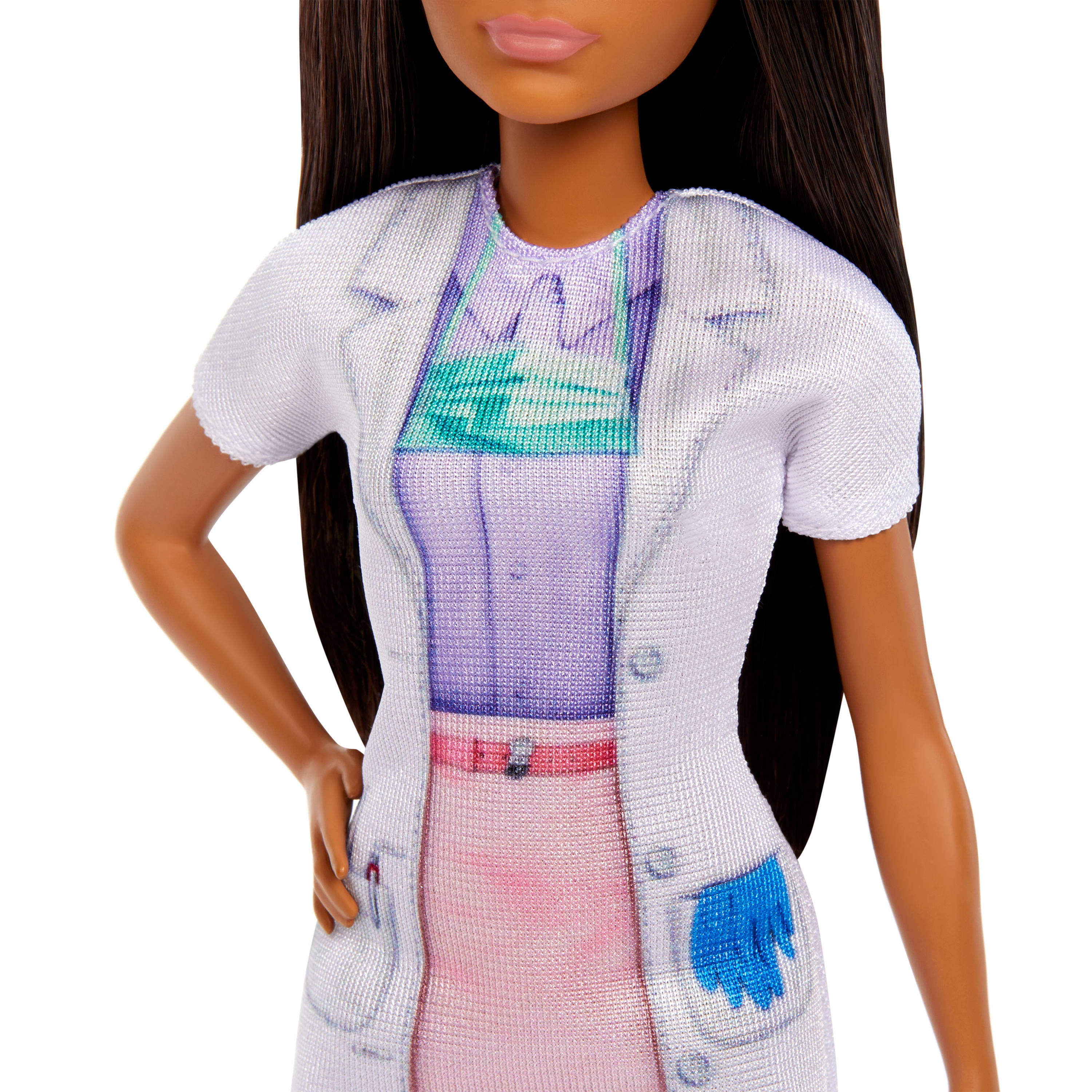 Barbie-Puppe mit einem weißen Laborkittel über einem lila Hemd und einem rosa Rock. Sie lächelt, die Hand auf der Hüfte.