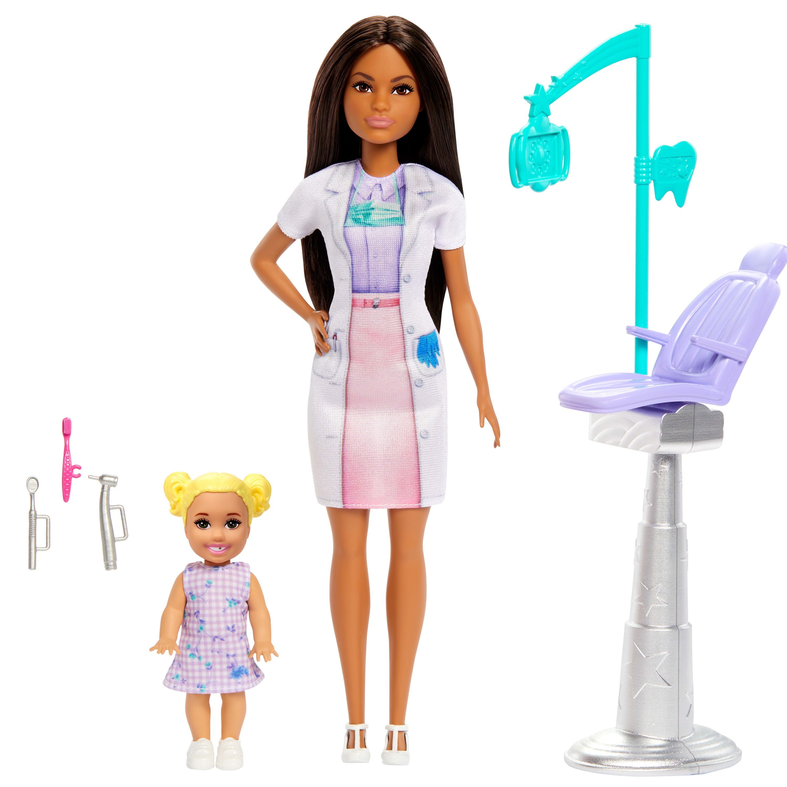 Eine Barbie-Puppe als Zahnärztin, mit einer Kinderpuppe, Zahnarztstuhl und zahnärztlichen Werkzeugen.