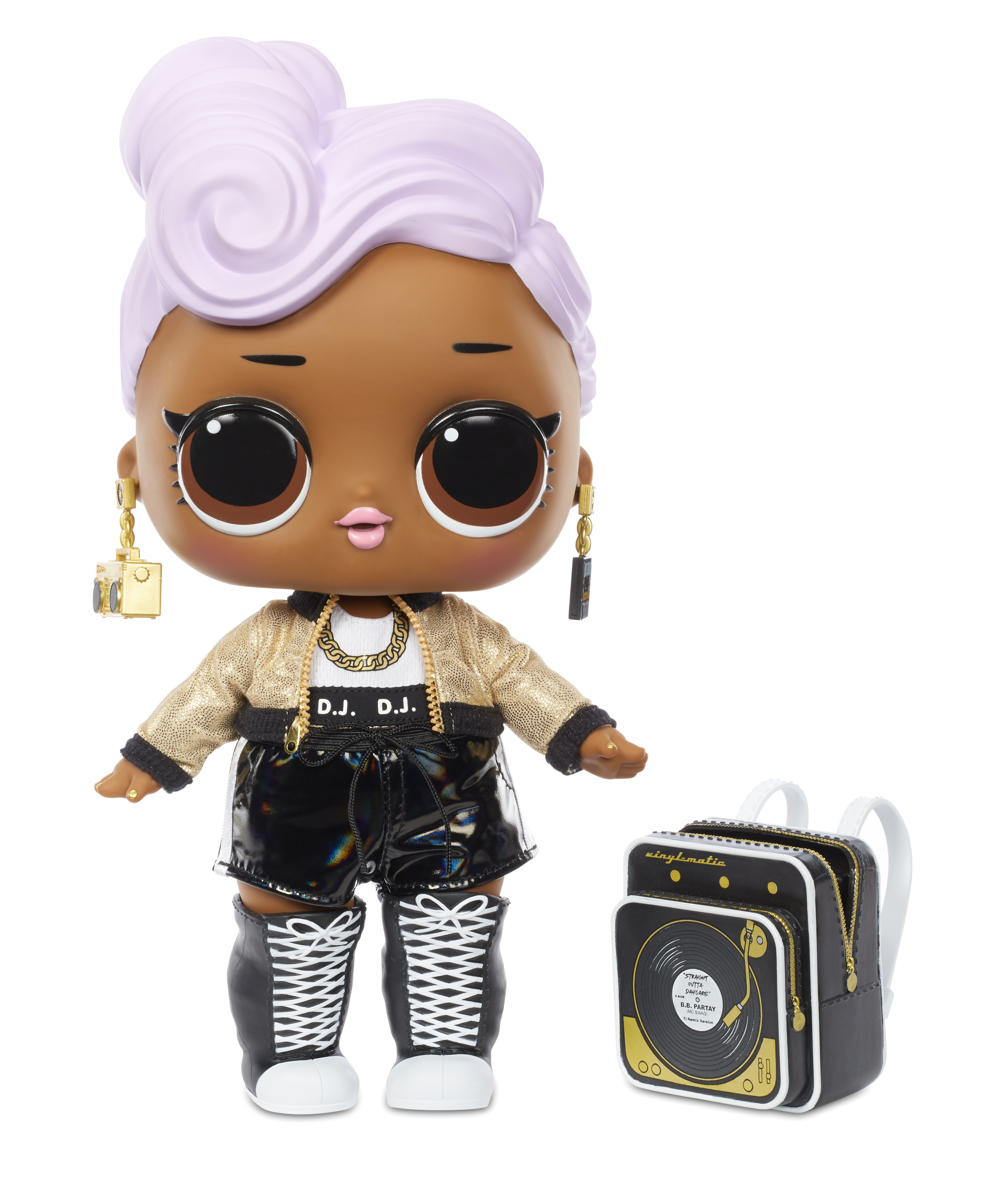 Puppe mit lila Haaren, goldener Jacke und schwarzen Shorts neben einem schwarz-weißen Rucksack.