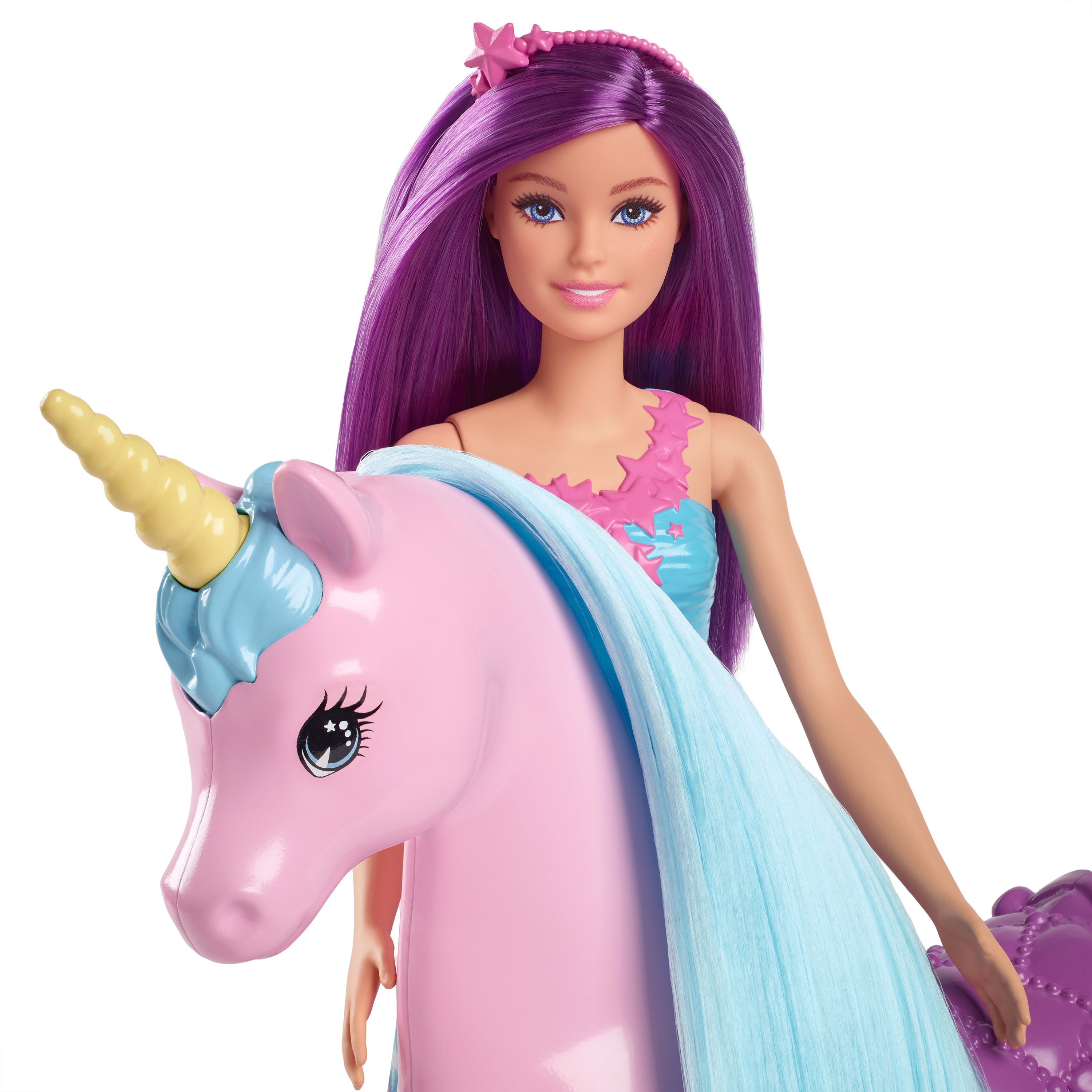 Una muñeca Barbie con pelo morado y un unicornio rosa. La muñeca tiene ropa azul y rosa.