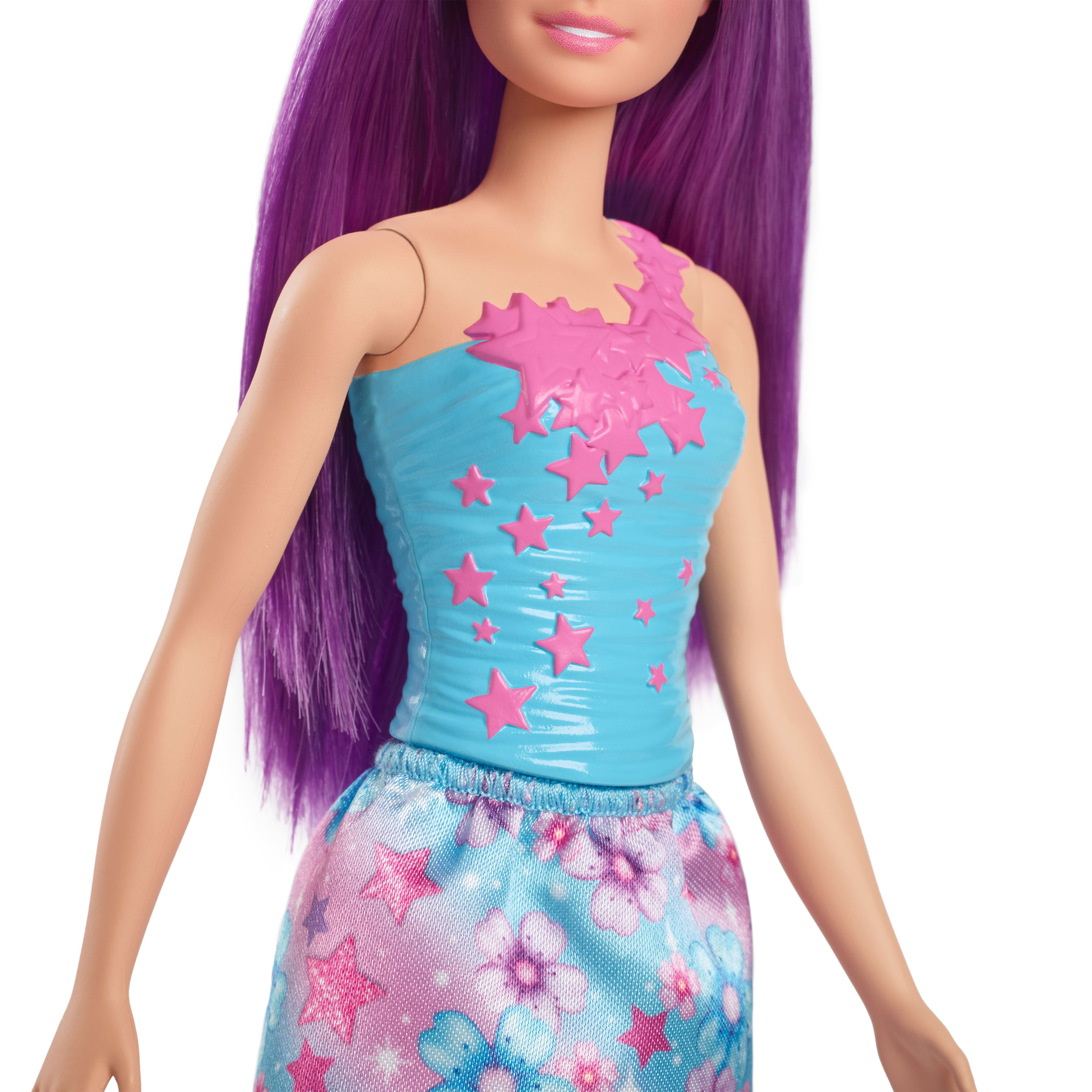 Muñeca con pelo morado, top azul con estrellas rosas y falda floral.