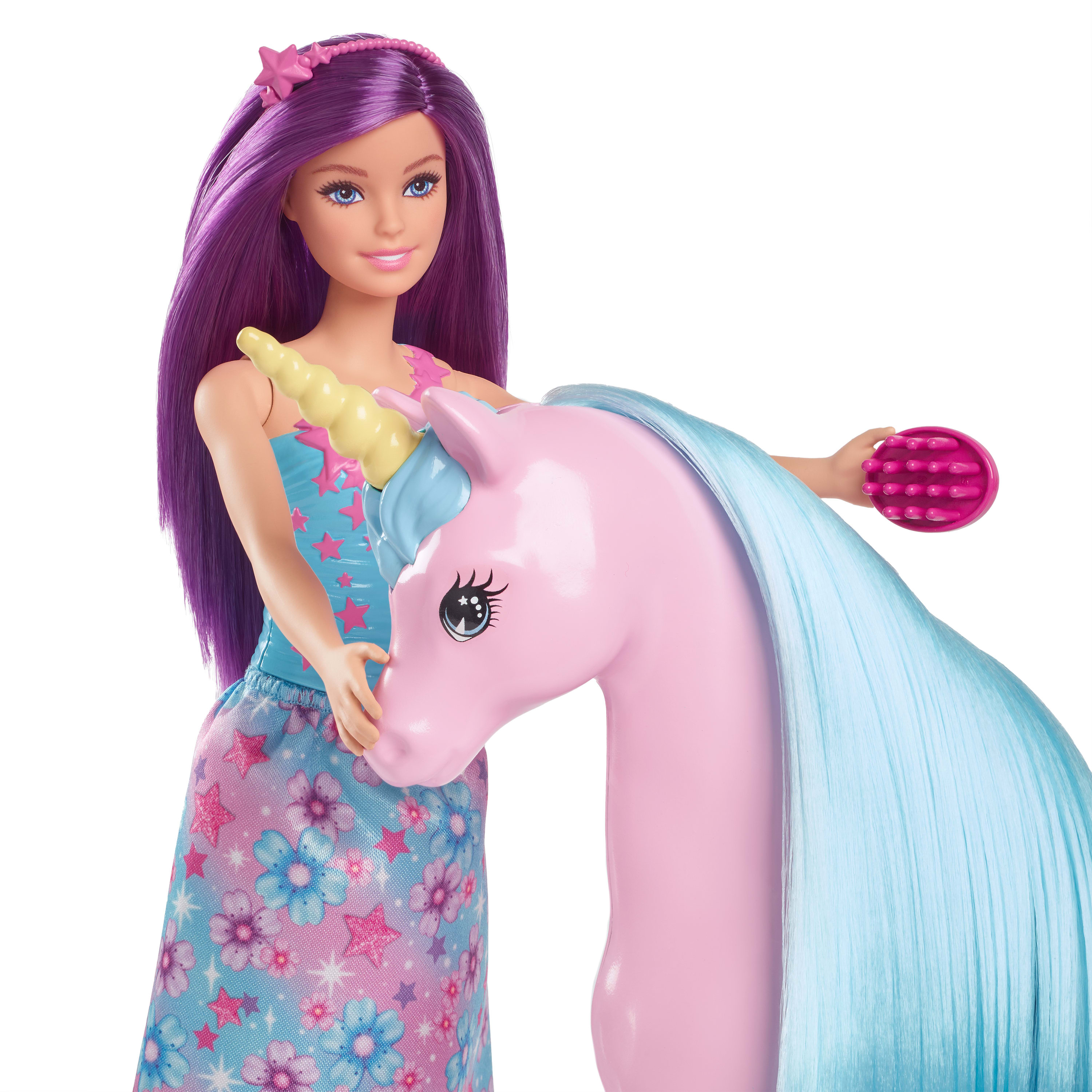 Una muñeca con cabello morado, sosteniendo un unicornio. El unicornio tiene cabello azul. Fondo blanco.
