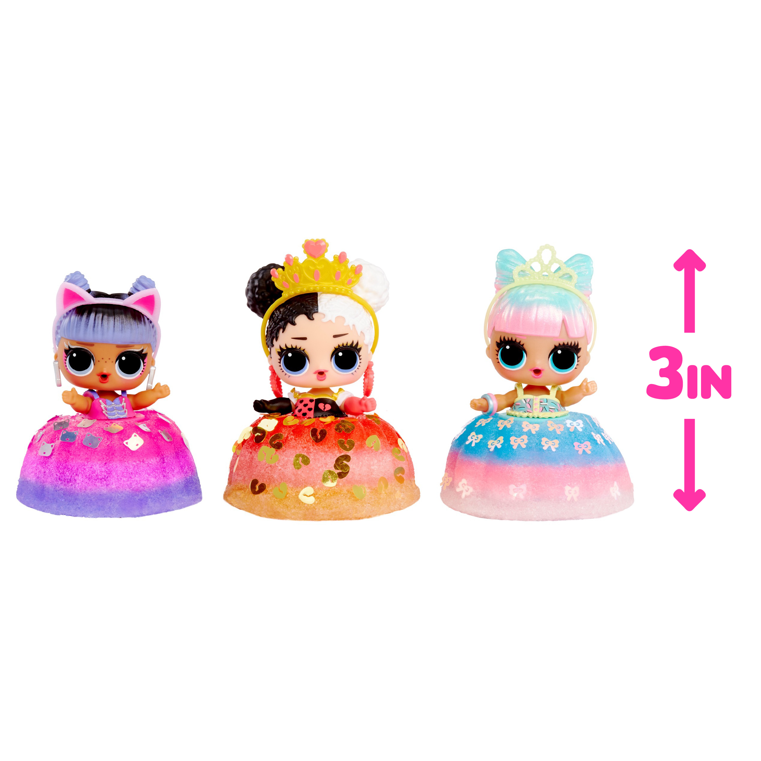 Tre bambole LOL Surprise con gonne glitterate e fasce. Una freccia da 3 pollici è accanto a loro.