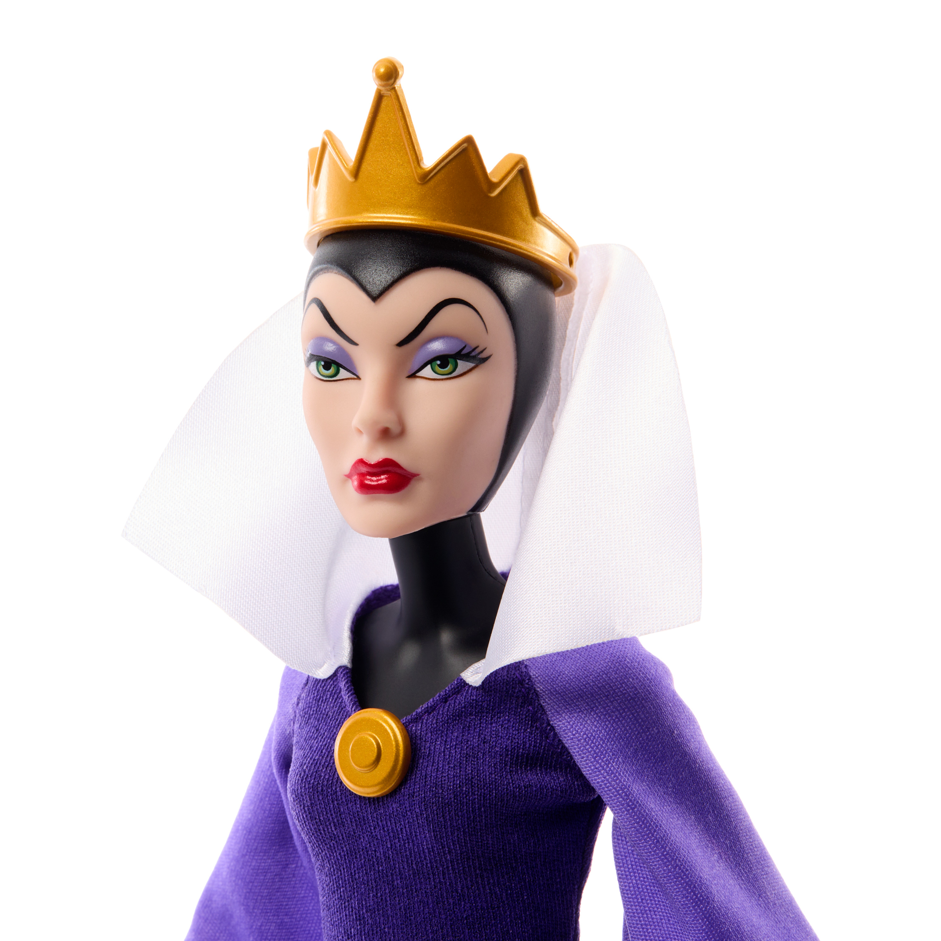 Zbliżenie lalki Złej Królowej ze złotą koroną, białym kołnierzem i fioletową suknią. Ma zielone oczy.