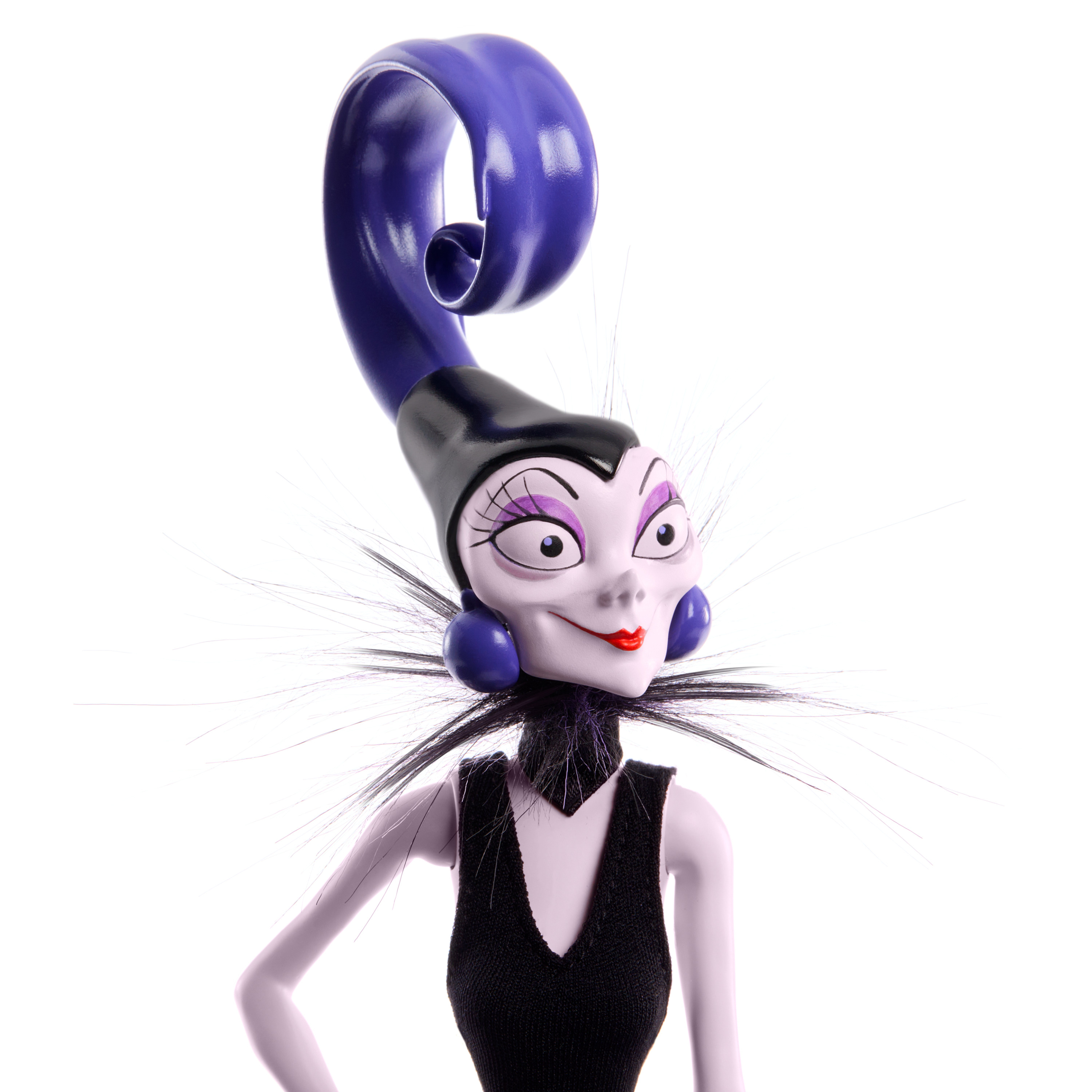 Lalka z fioletowym upięciem i czarną sukienką.