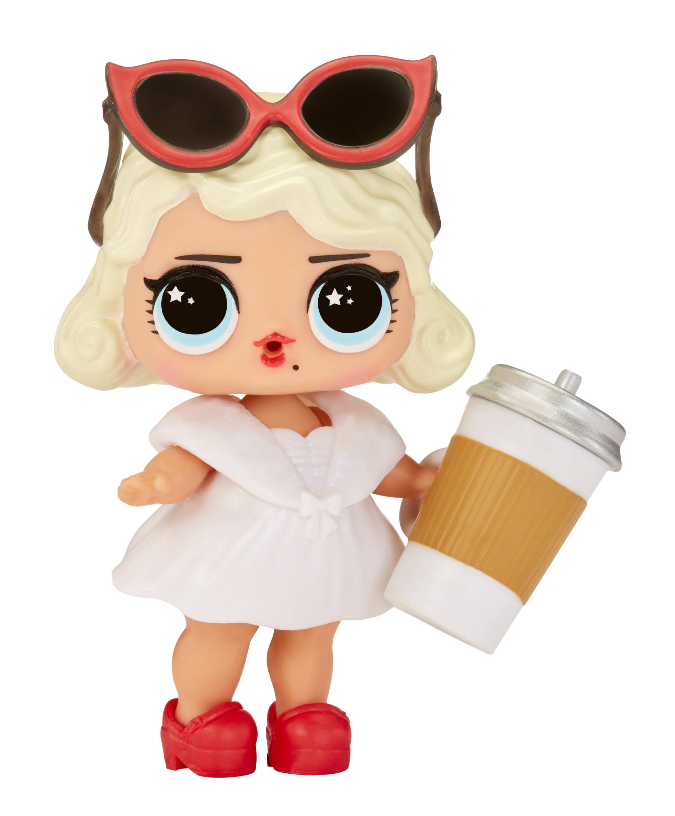 Lalka trzymająca filiżankę kawy i nosząca okulary przeciwsłoneczne na głowie. Ma białą sukienkę.