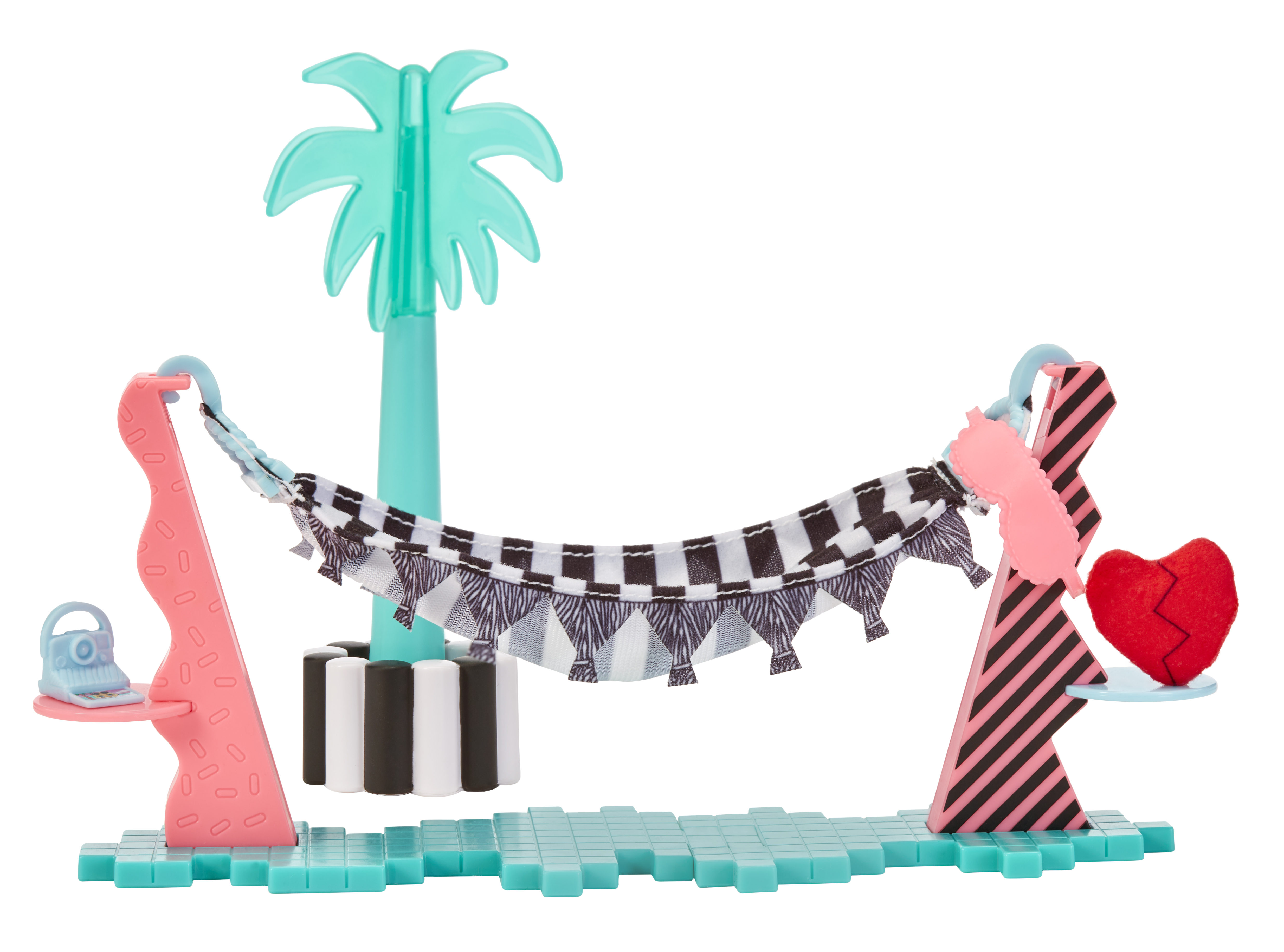 Scena z zabawkami z hamakiem, palmą i sercem. Scena znajduje się na podstawie kratki.
