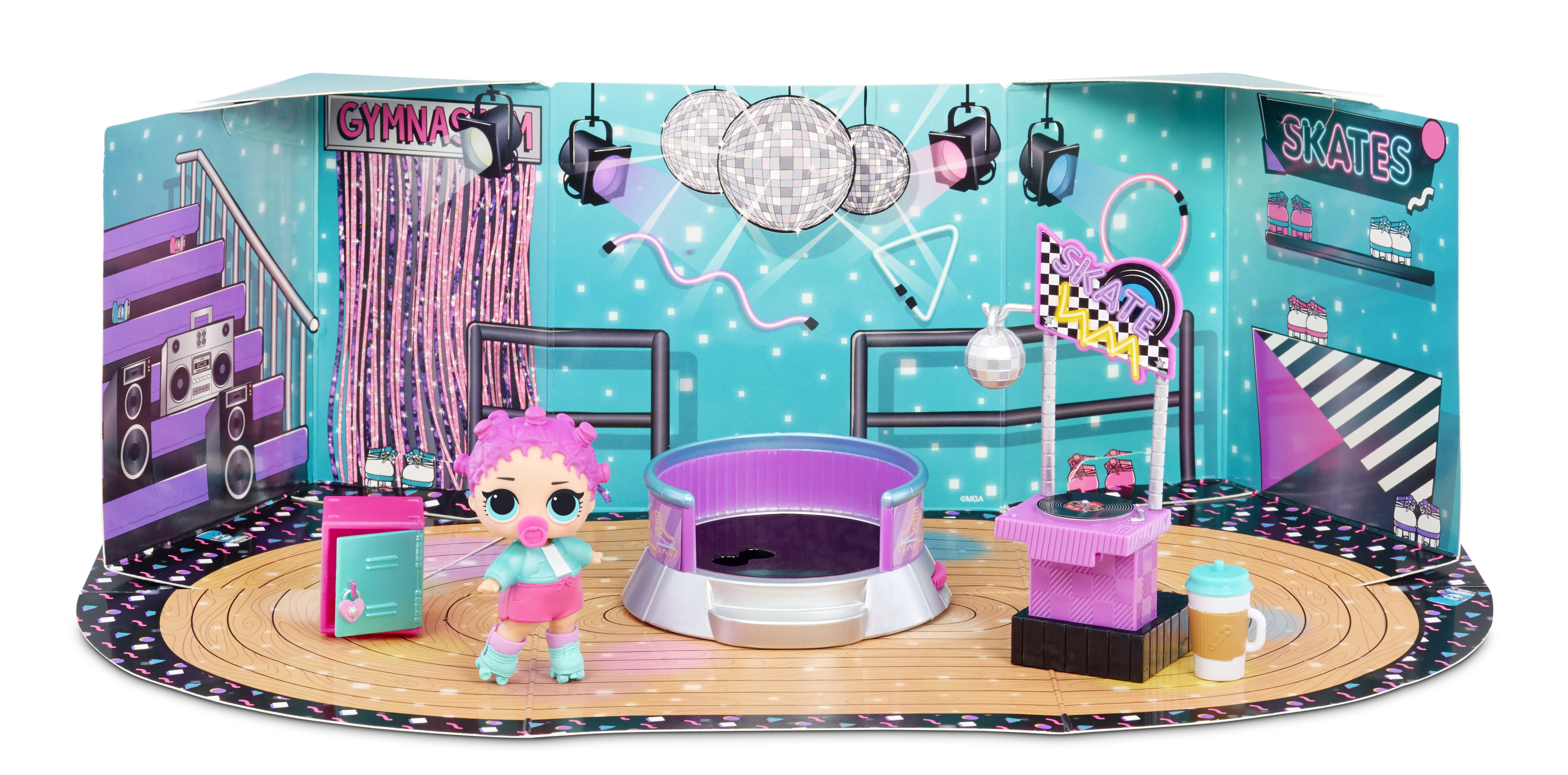 Un juego con una muñeca, una bola de discoteca, una cabina de DJ y otros accesorios.