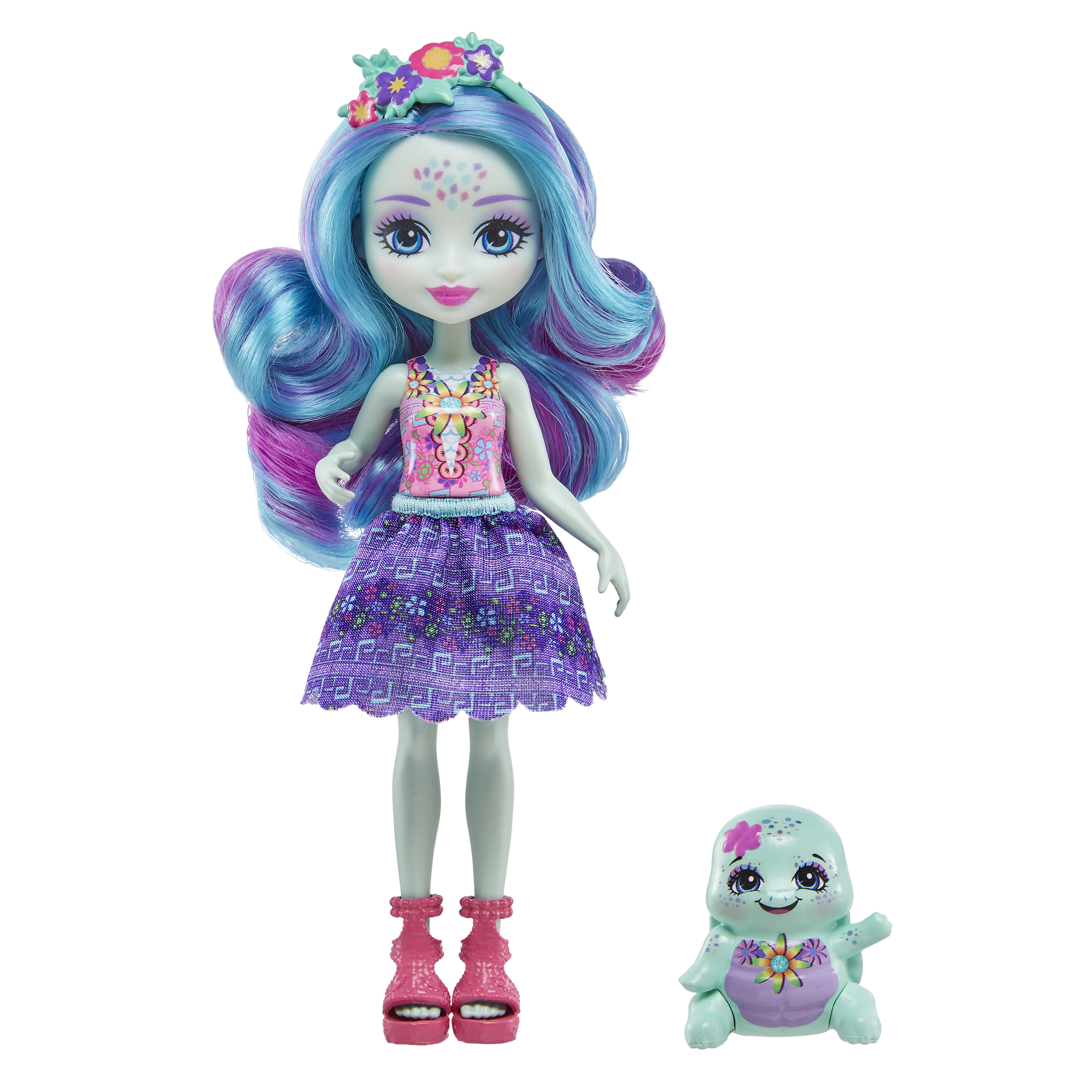 Lalka z niebiesko-fioletowymi włosami, kwiatową opaską na głowę i towarzyszem przypominającym żółwia. Lalka się uśmiecha.