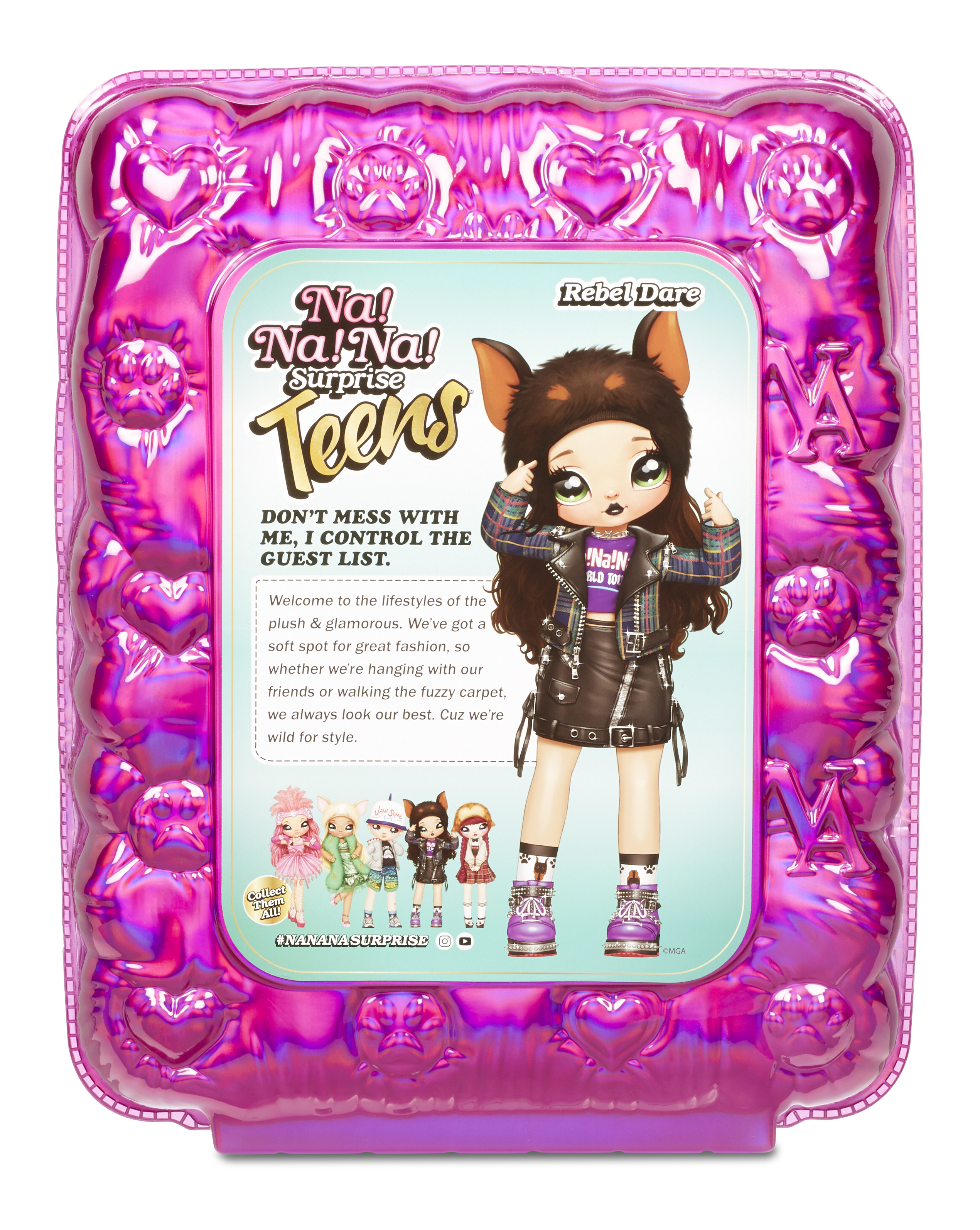 Opakowanie z lalką z lalką w środku. Opakowanie jest różowe i ma tekst na przedniej stronie.