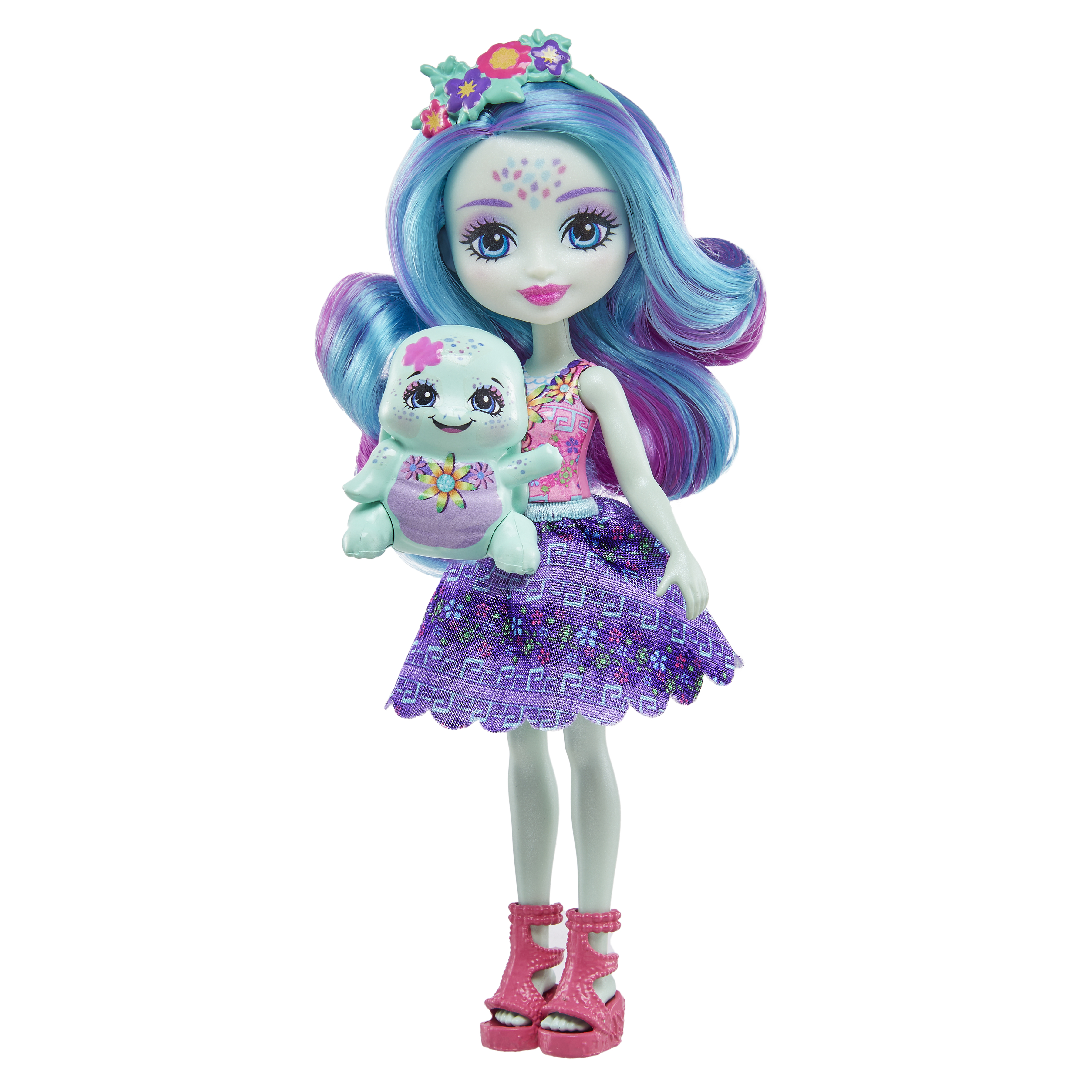 Lalka z fioletowymi i niebieskimi włosami, trzymająca pluszaka w kształcie żółwia. Ma na sobie kwiatową sukienkę i różowe buty.