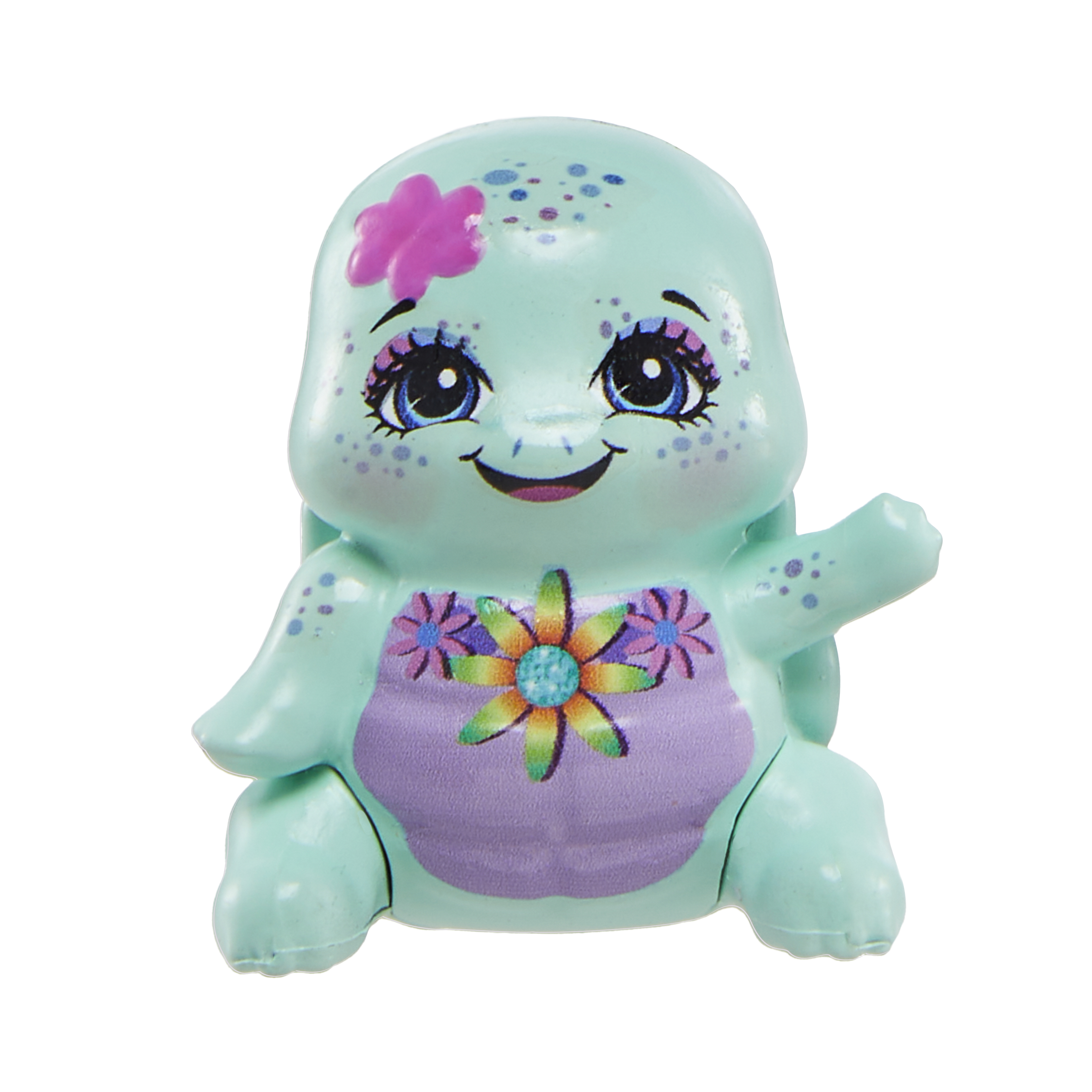 Turkusowa zabawka żółwia z fioletowym kwiatkiem na głowie i klatce piersiowej, uśmiechnięta, białe tło.