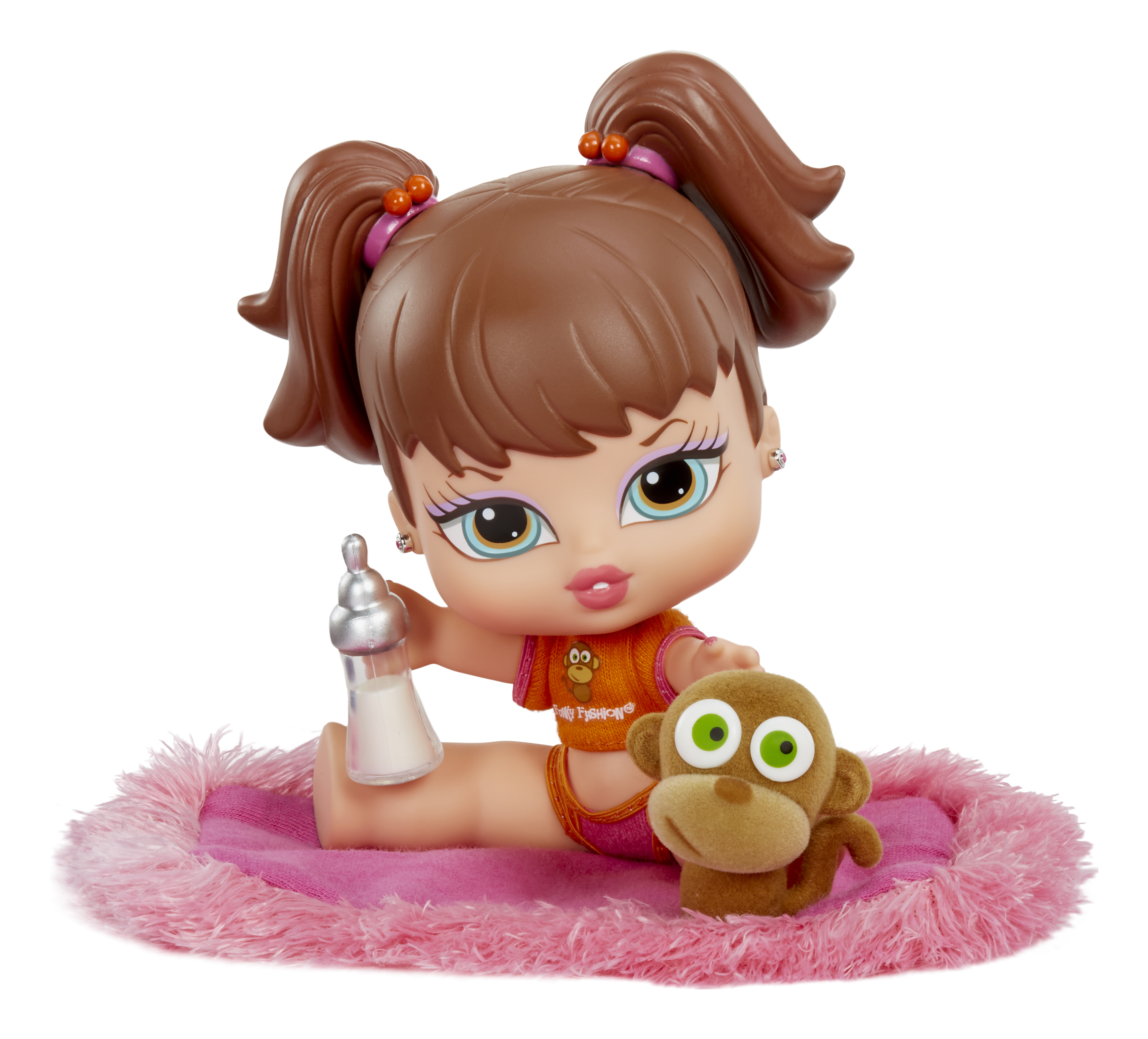 Bratz Baby-Puppe mit Zöpfen, hält eine Flasche, neben einem Affen auf rosa Fell.