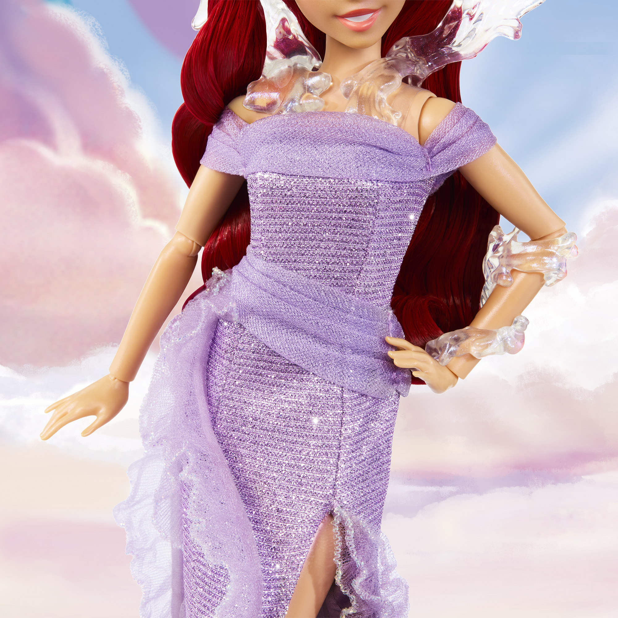 Ariel-Puppe trägt lila Kleid mit langen roten Haaren.