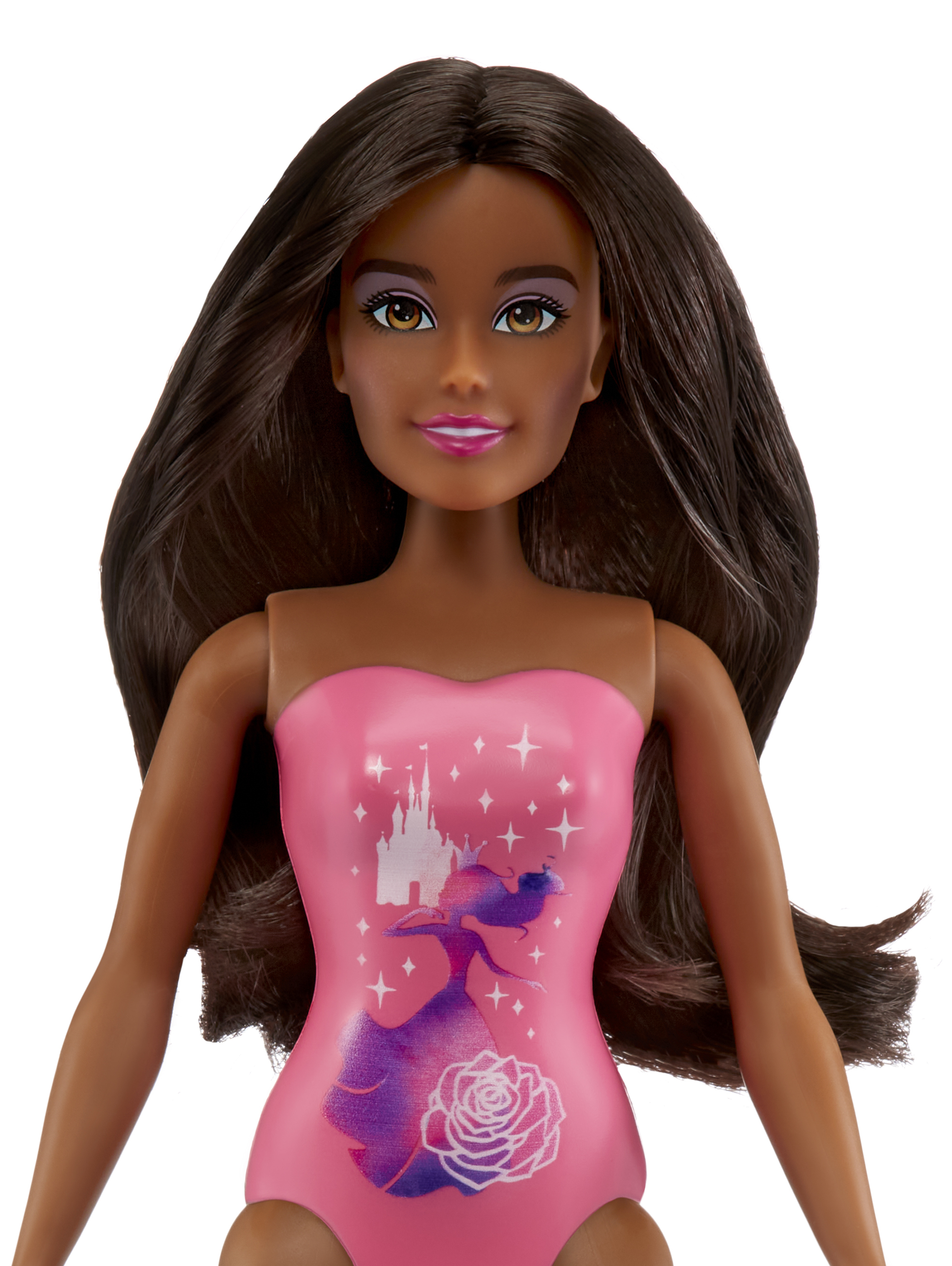 Zbliżenie lalki Barbie o brązowej skórze, długich ciemnych włosach i różowym kostiumie kąpielowym z nadrukiem zamku.