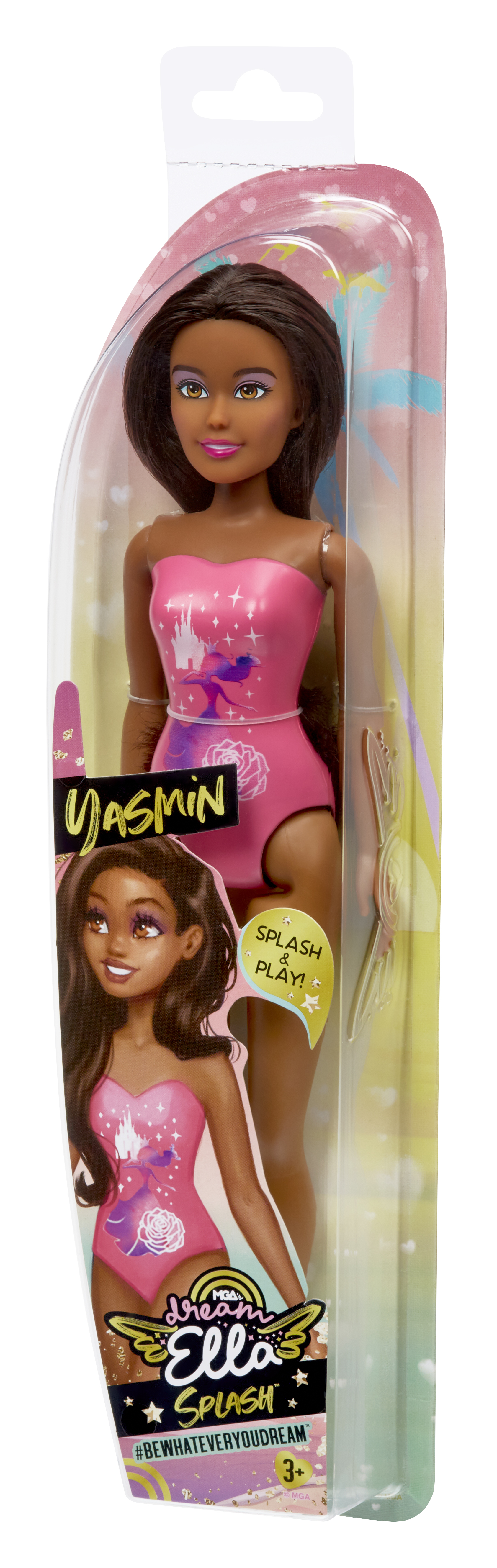 Lalka Barbie w różowym kostiumie kąpielowym w opakowaniu. Lalka ma ciemną skórę i uśmiechniętą twarz.