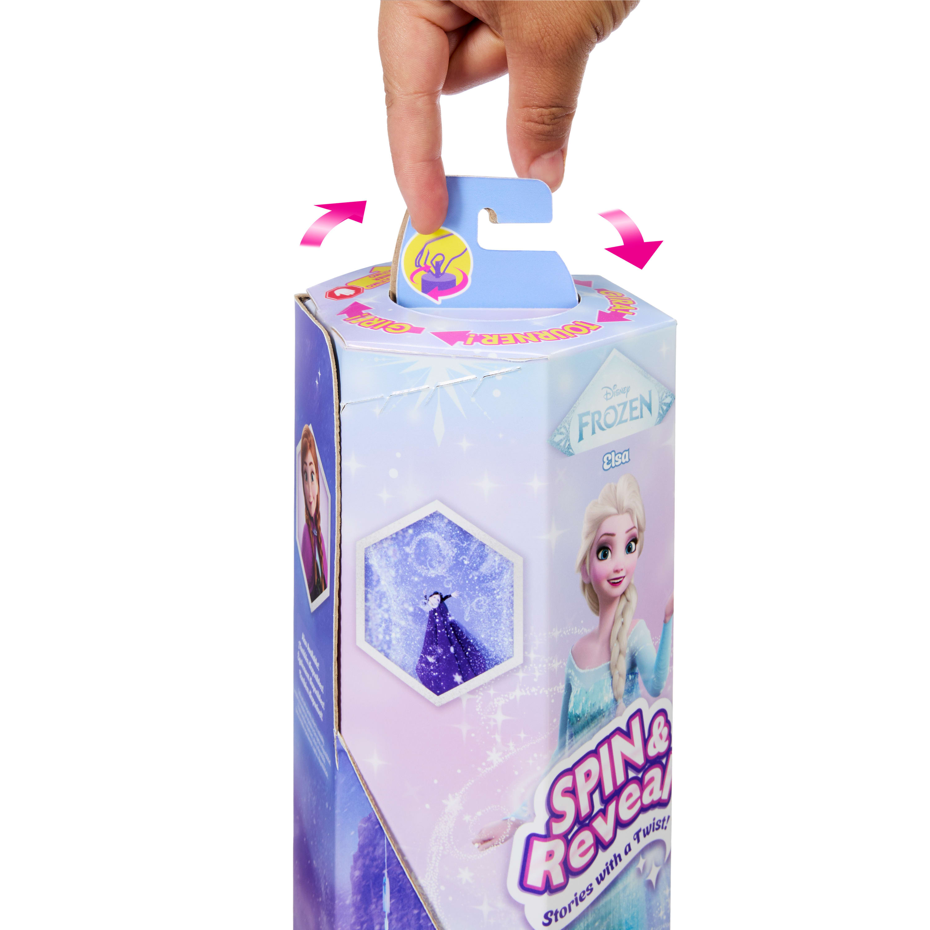 Primer plano de una mano abriendo una caja de juguetes de Frozen. La caja tiene a Elsa y el texto: Spin & Reveal.