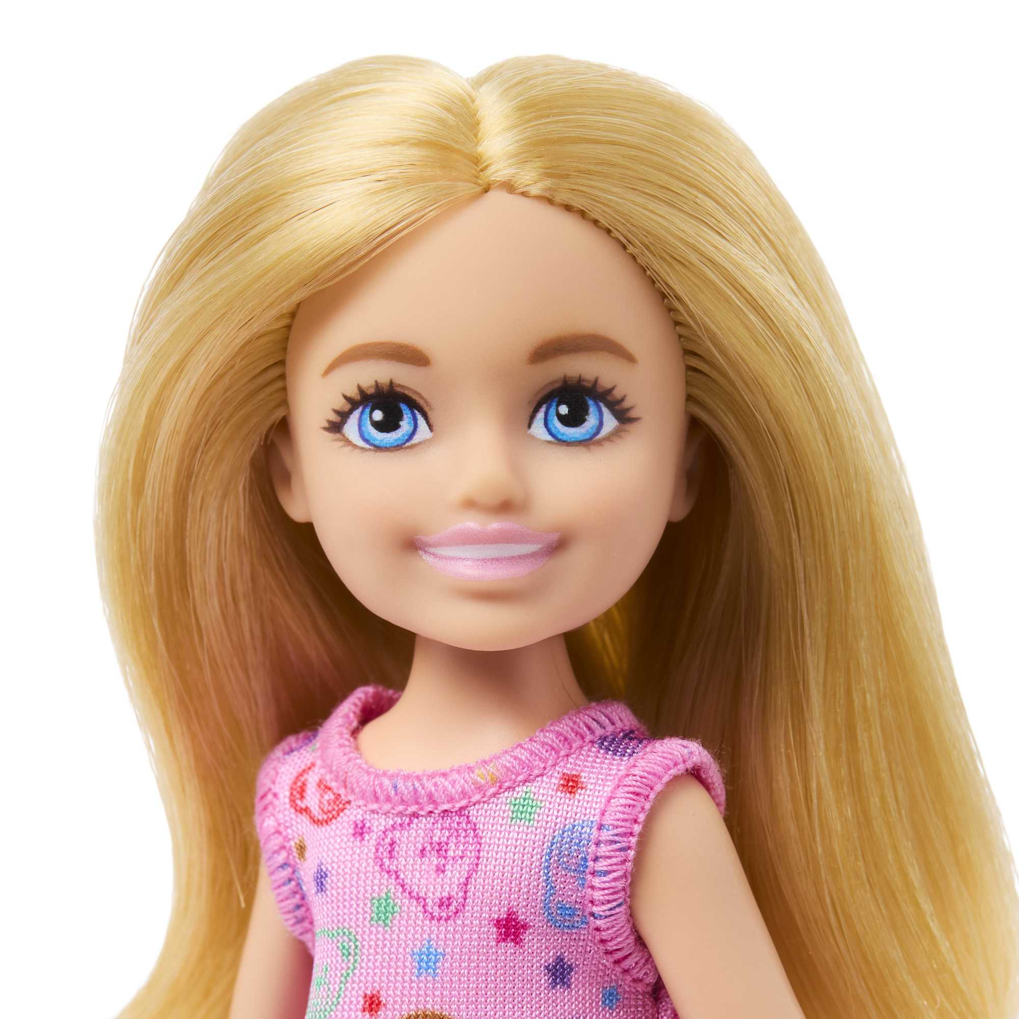Chelsea-Puppe mit blonden Haaren und einem rosa Kleid mit Herzmustern.