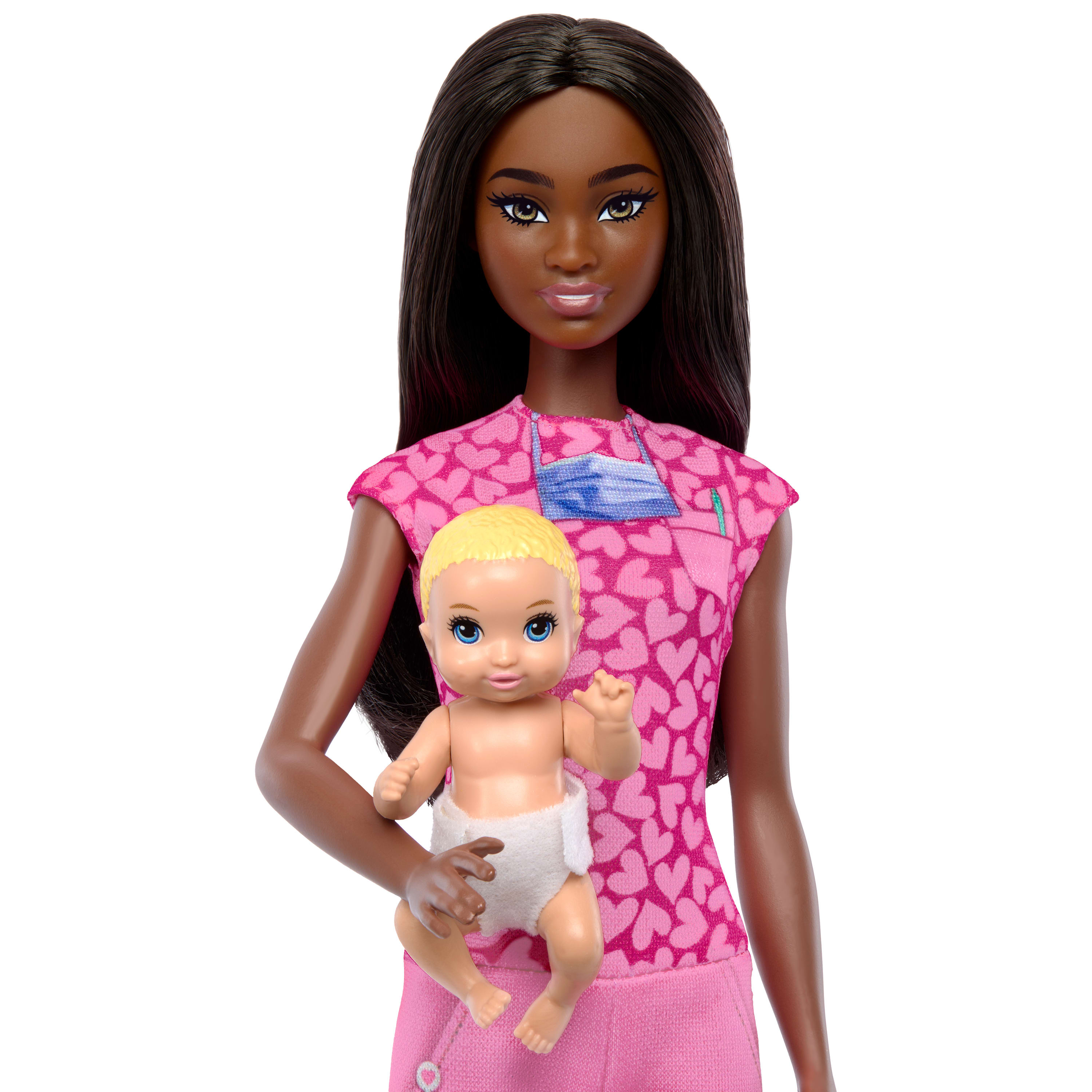 Schwarze Barbie-Puppe hält eine Baby-Puppe.