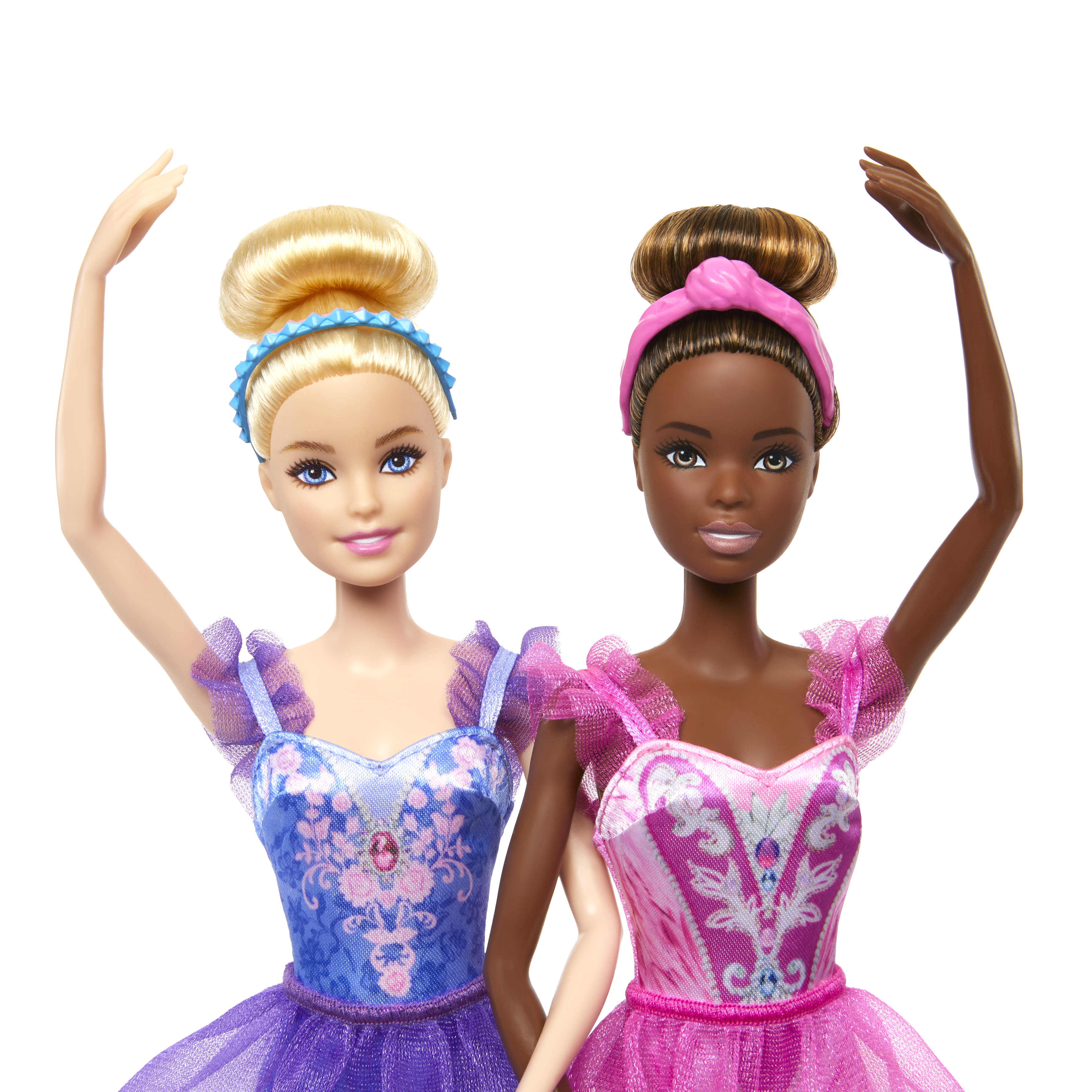 Zwei Ballerina-Puppen mit erhobenen Armen. Eine hat blondes Haar, die andere dunkles Haar.