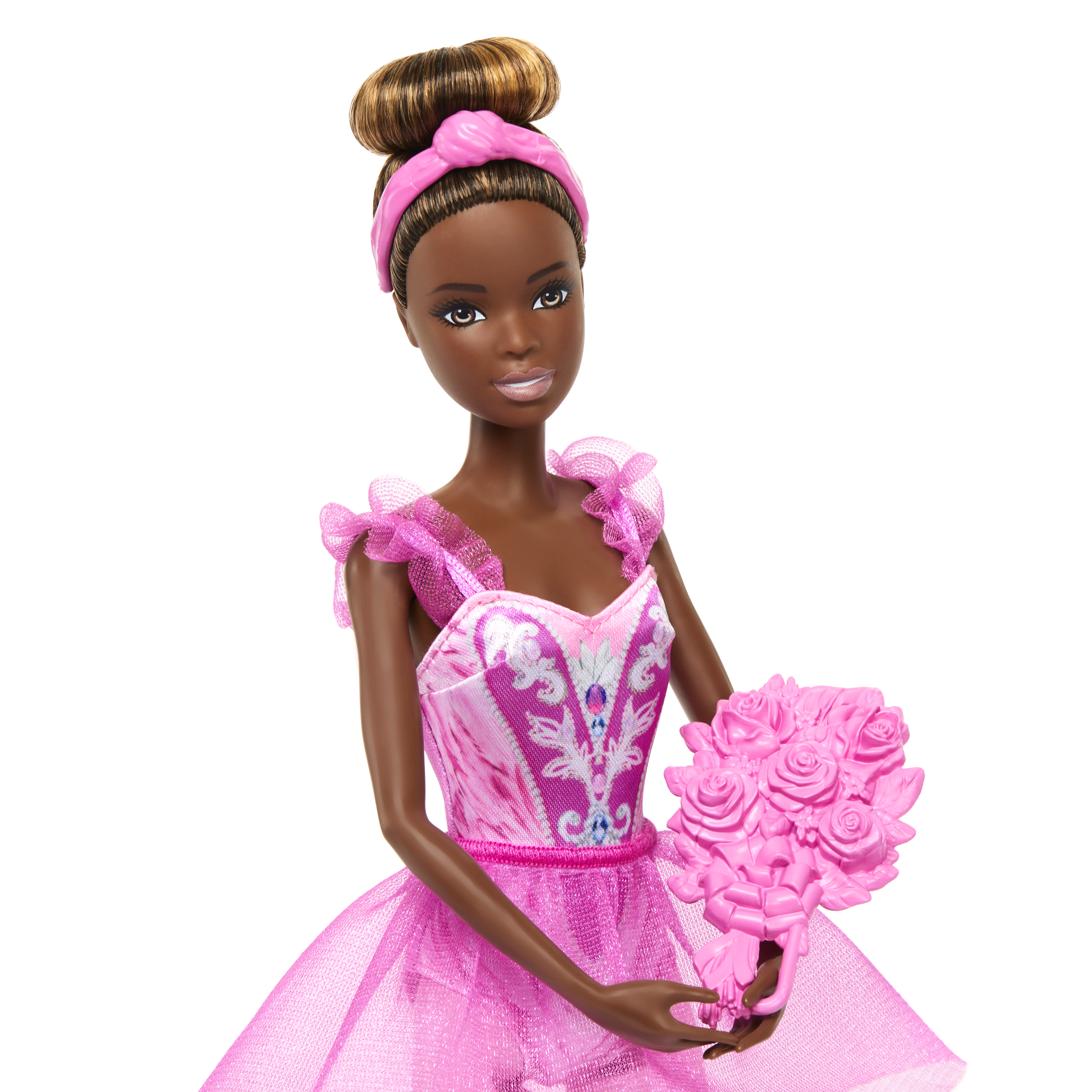 Schwarze Barbie-Ballerina-Puppe hält einen Strauß rosa Rosen und trägt ein rosa Tutu. Sie hat ein rosa Stirnband.