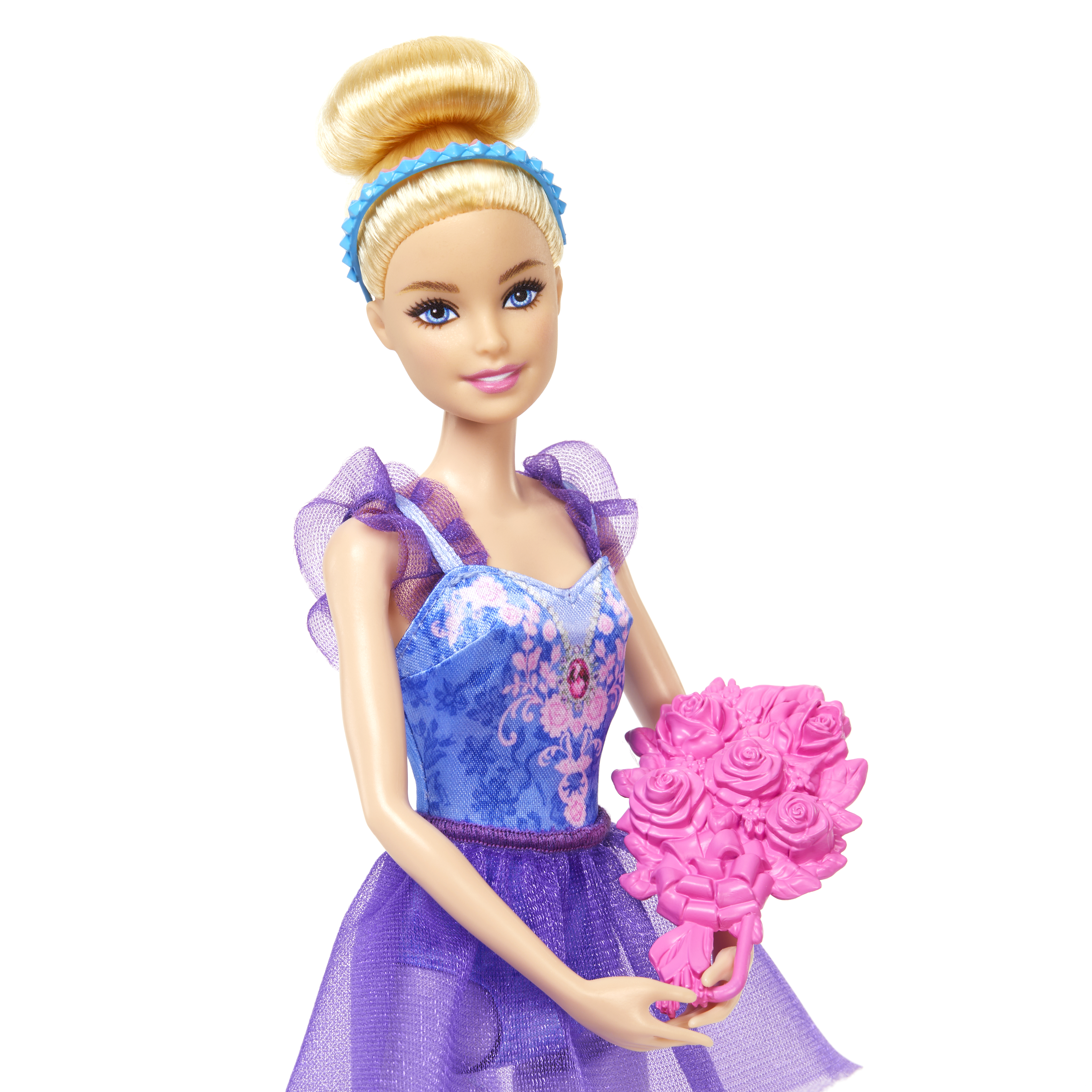 Blonde Barbie-Puppe, die einen Blumenstrauß hält. Sie trägt ein blaues Stirnband und ein lila Tutu. Weißer Hintergrund.