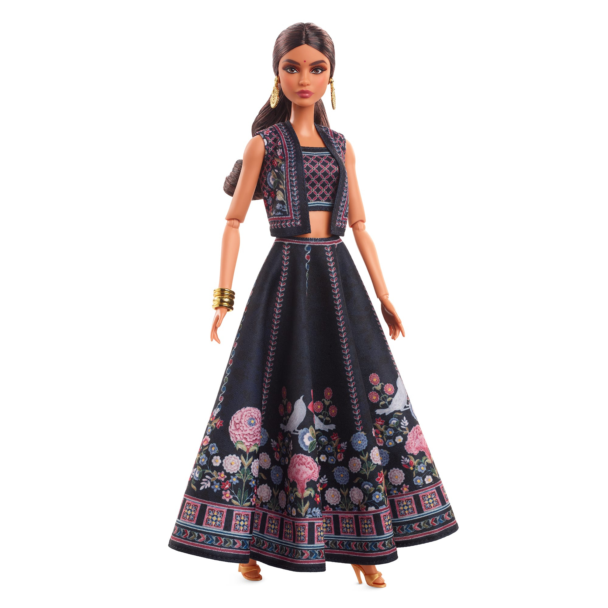 Barbie-Puppe in traditioneller indischer Kleidung. Schwarzer Rock mit Blumendruck, Goldschmuck und passendes Oberteil.