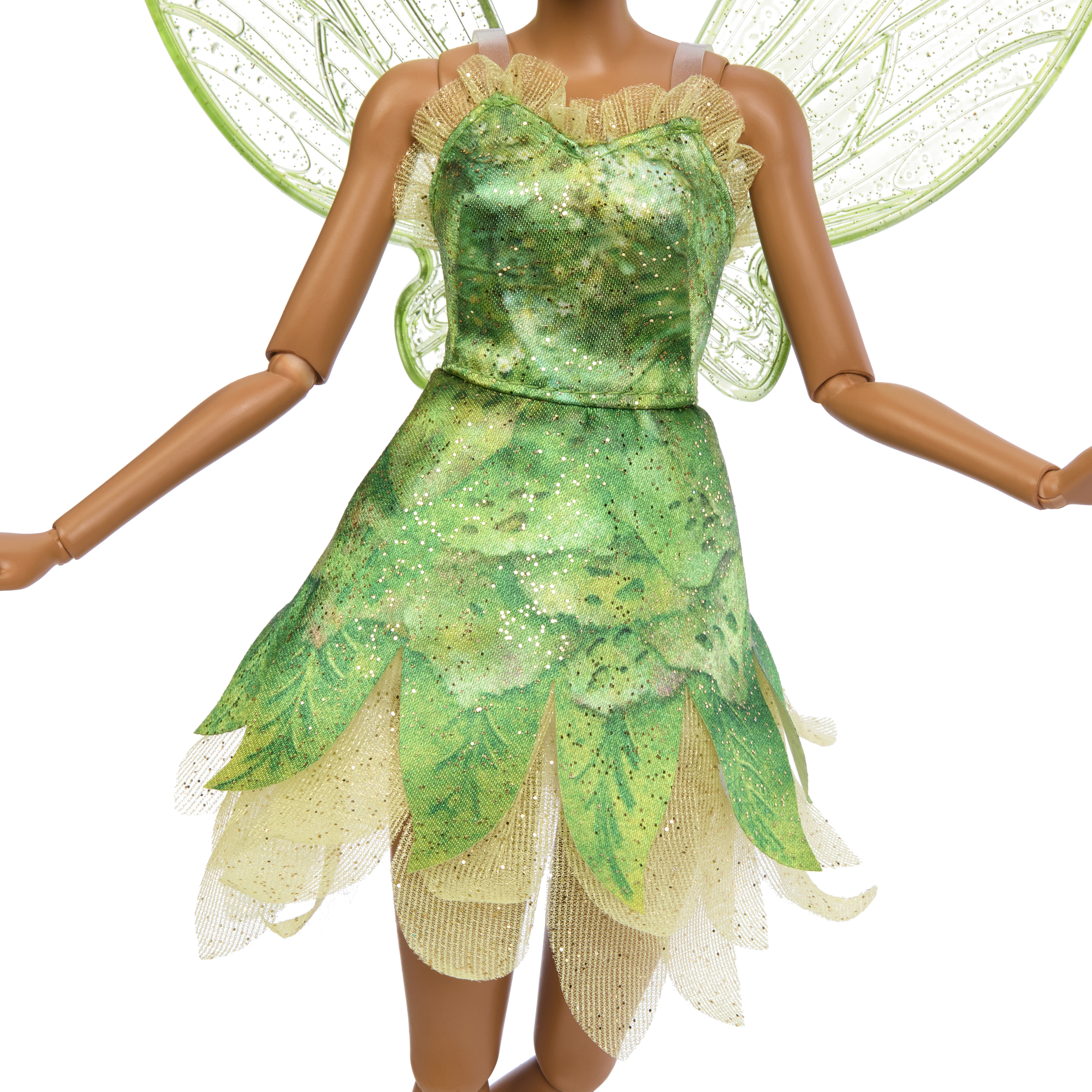 Nahaufnahme des grünen Kleides und der Flügel der Tinkerbell-Puppe. Die Puppe hat ein grünes Kleid.