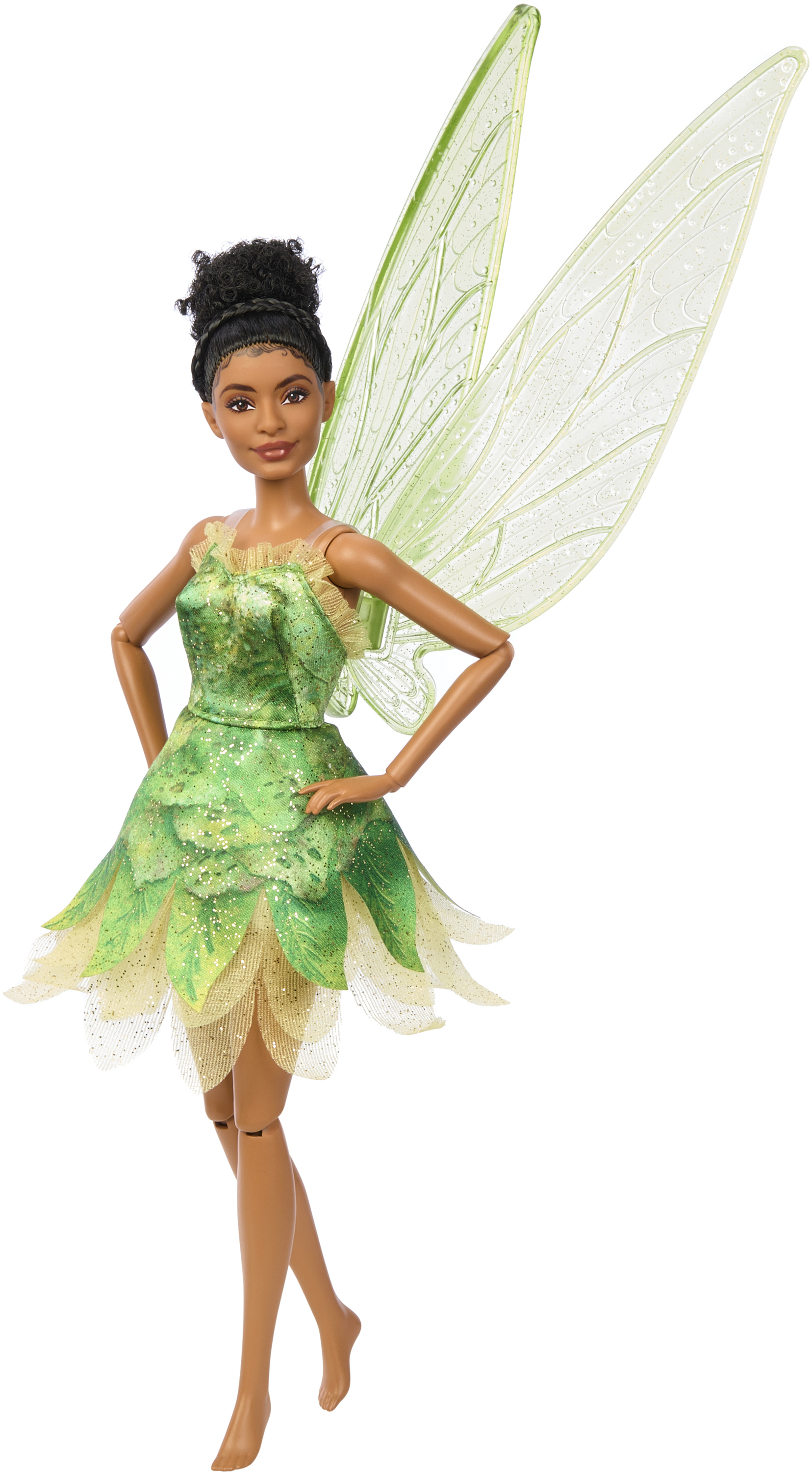 Eine Tinkerbell-Puppe mit grünem Kleid und Flügeln. Sie hat dunkle Haut und steht.